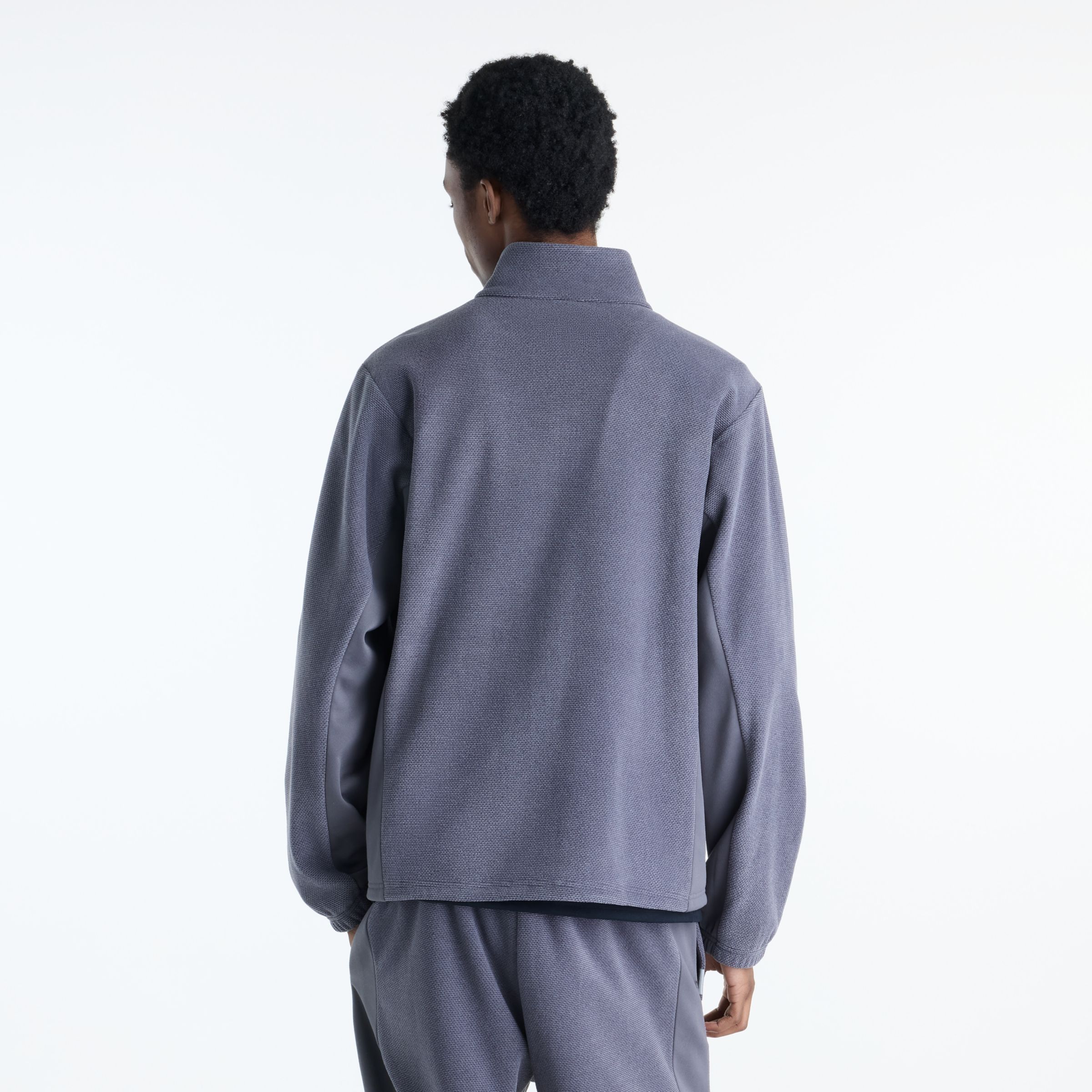 Javo is wearing size M and is 6'1"/188cm. Chest: 29.14"/74cm, Waist: 28"/71cm, Hips: 33.9"/86cm
