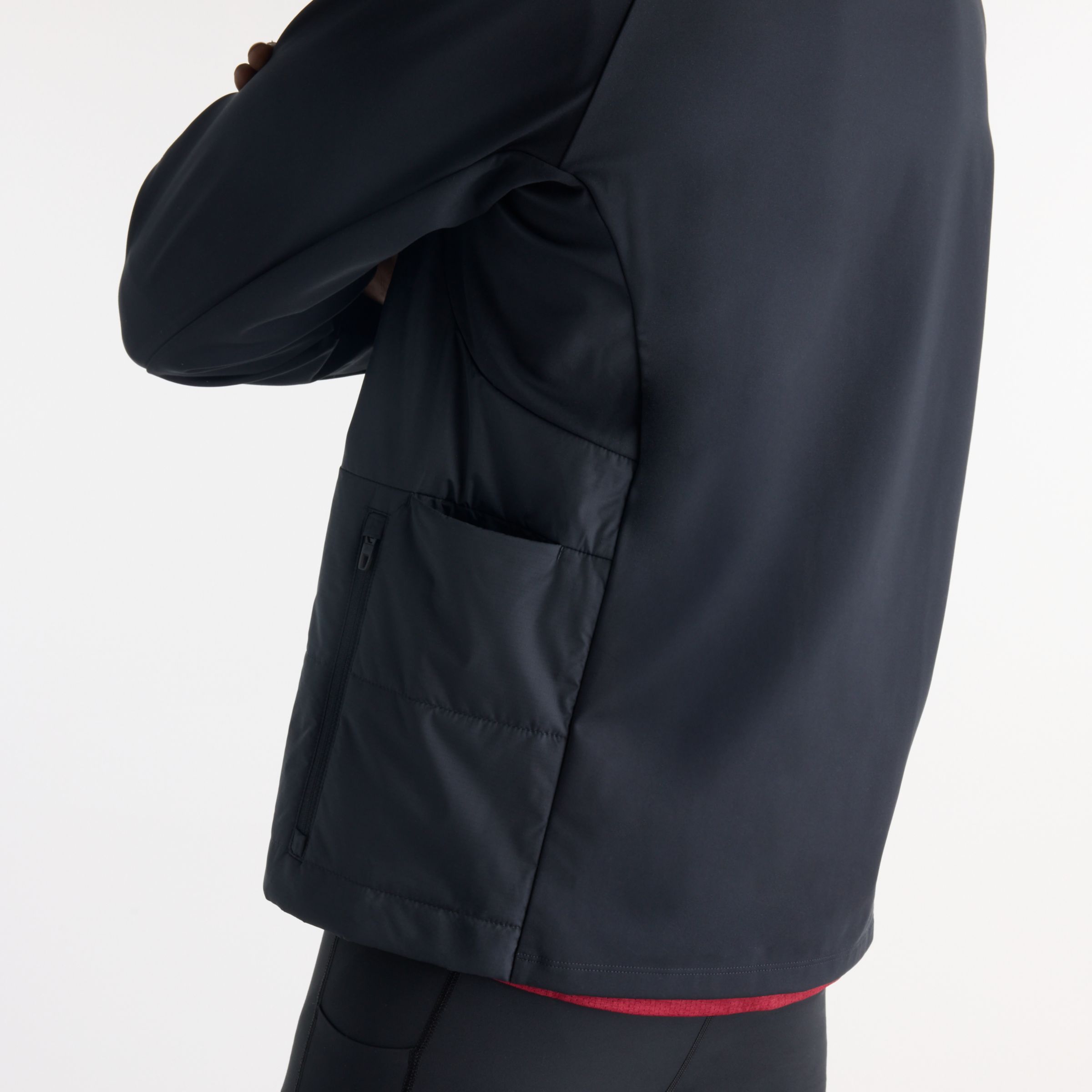 Hella is wearing size M and is 6'2"/188cm. Chest: 37"/94cm, Waist: 30"/76cm