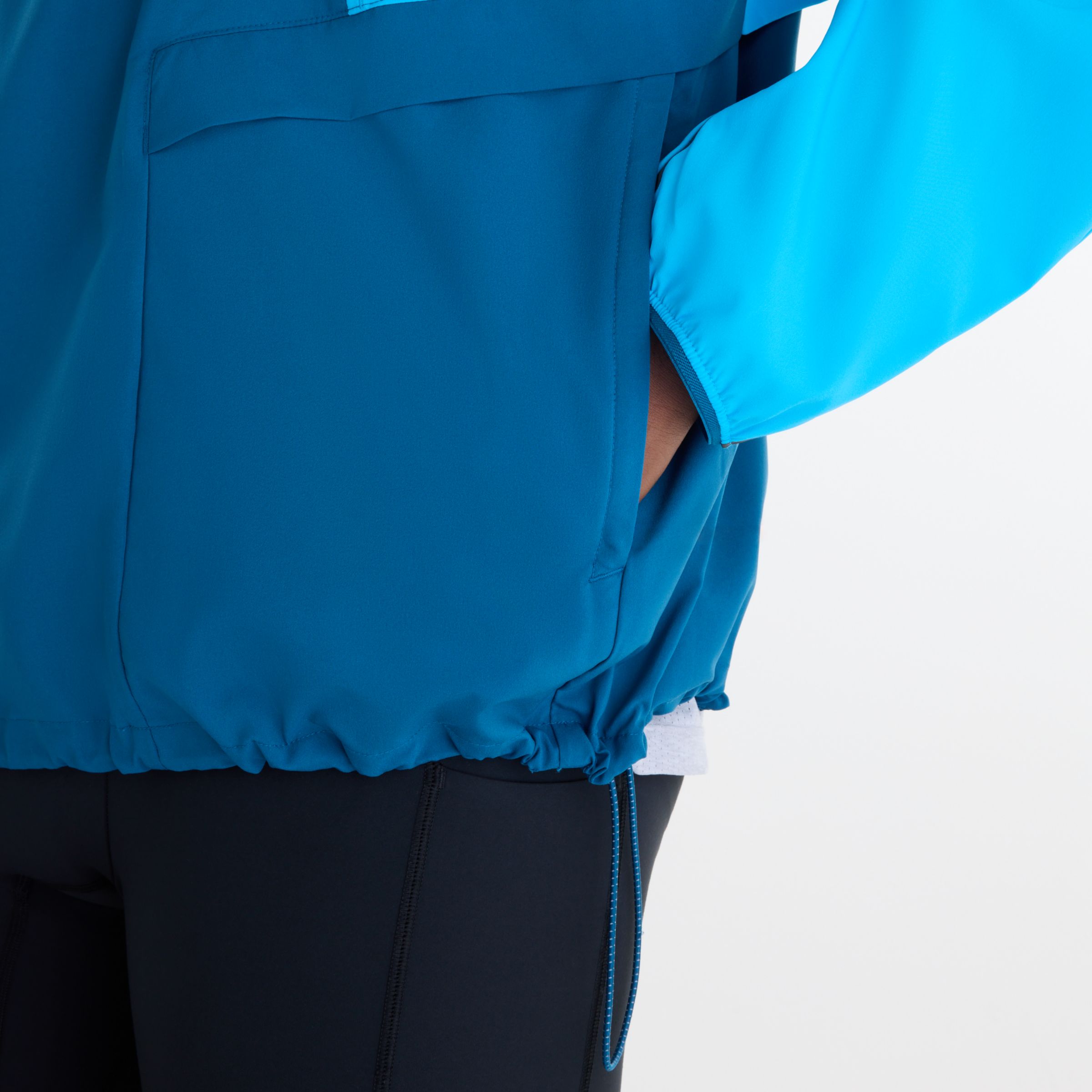 Tyliv is wearing size M and is 6'1"/186cm. Chest: 34.5"/88cm, Waist: 29"/74cm, Hips: 36.5"/93cm