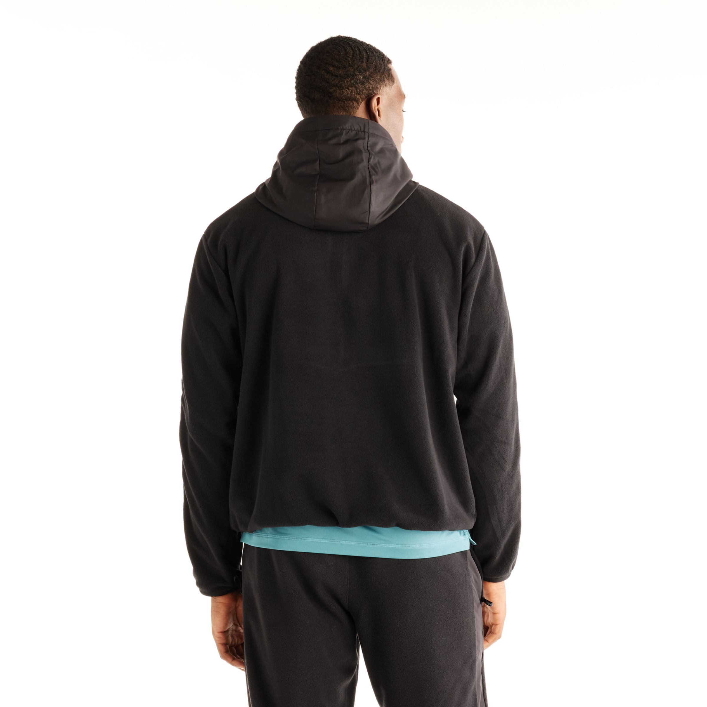 Greg is wearing size M and is 74"/188cm. Chest: 42"/107cm, Waist: 32"/81cm