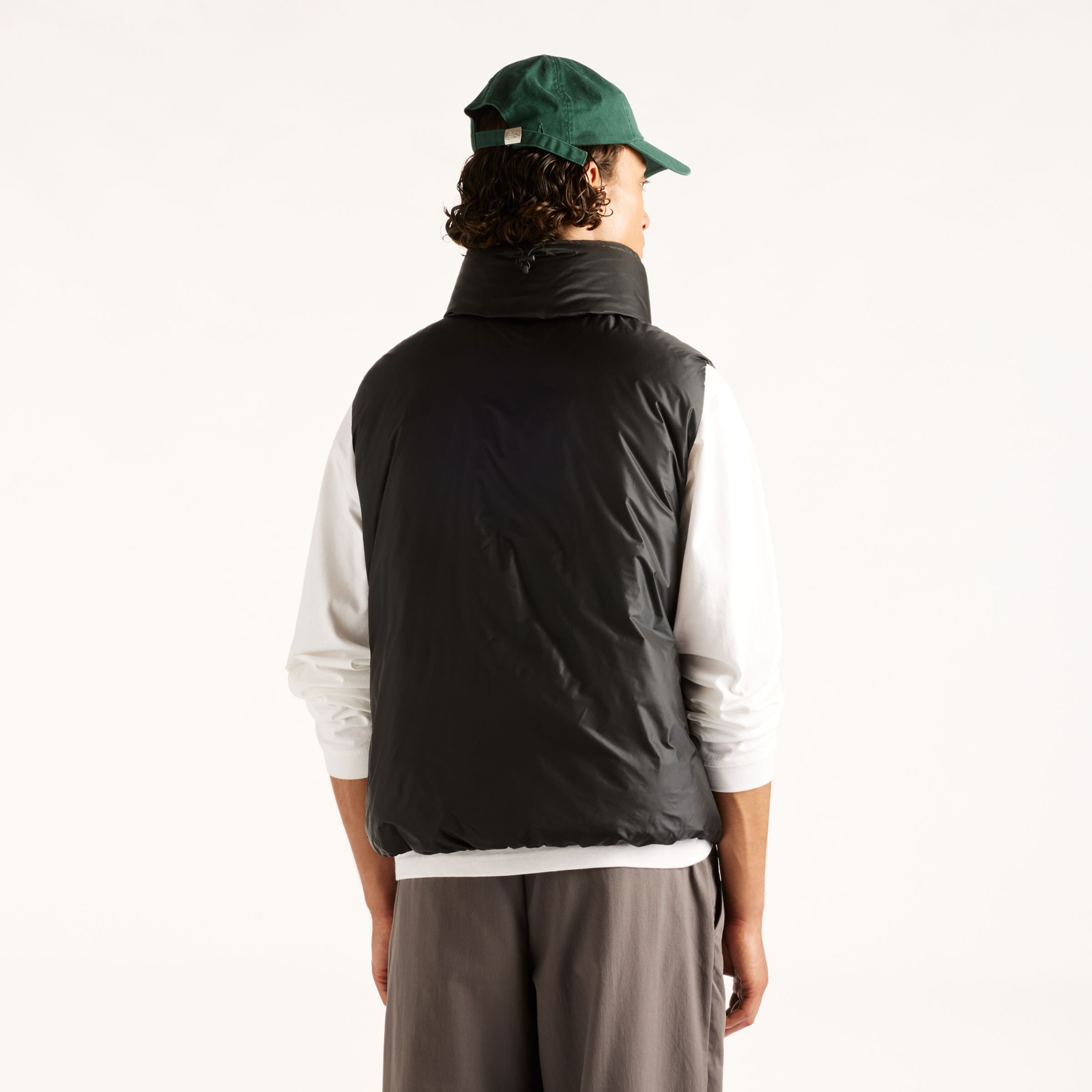 Djairo is wearing size M and is 6'0.5"/184cm. Chest: 37.25"/95cm, Waist: 29.5"/75cm, Hips: 37"/94cm