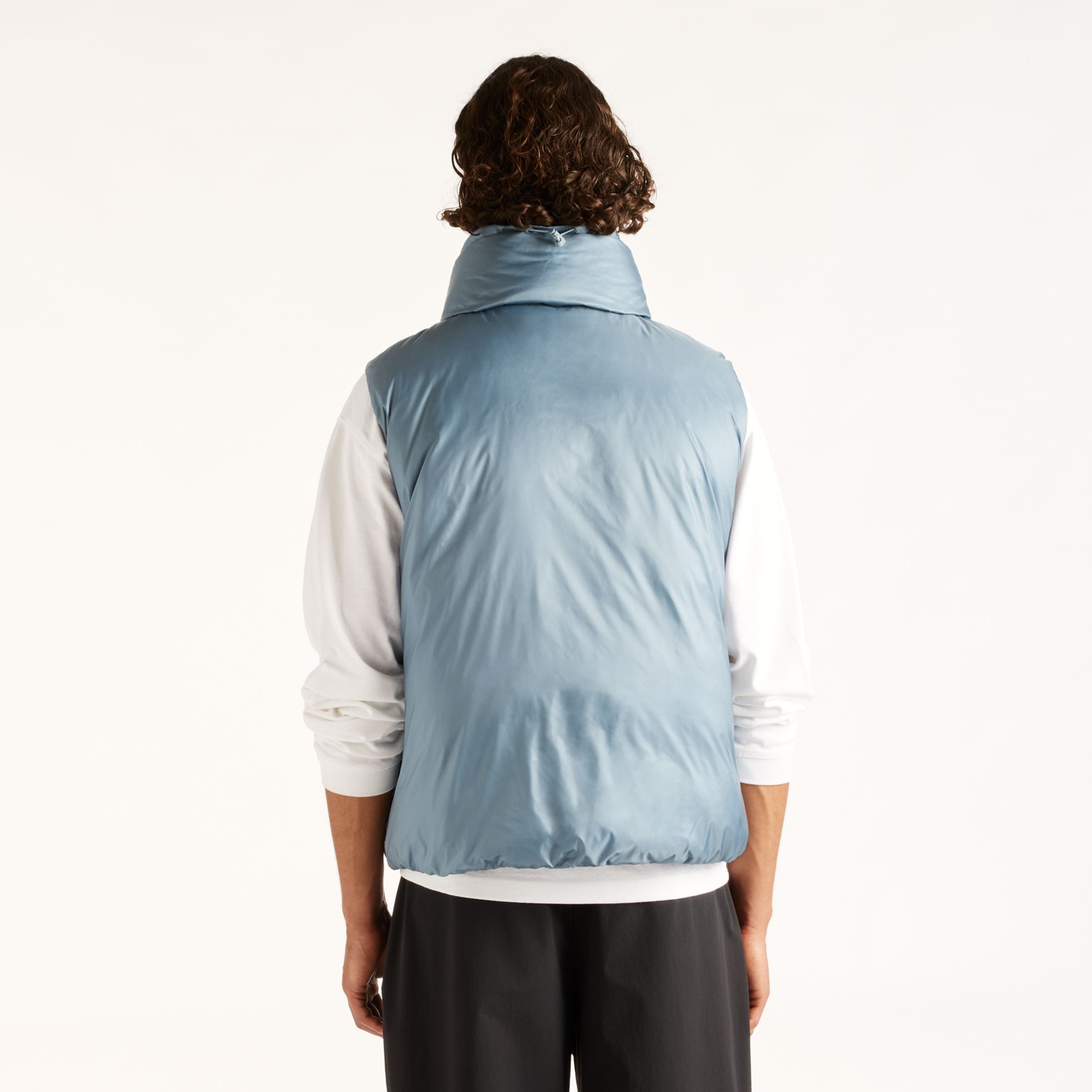 Djairo is wearing size M and is 6'0.5"/184cm. Chest: 37.25"/95cm, Waist: 29.5"/75cm, Hips: 37"/94cm