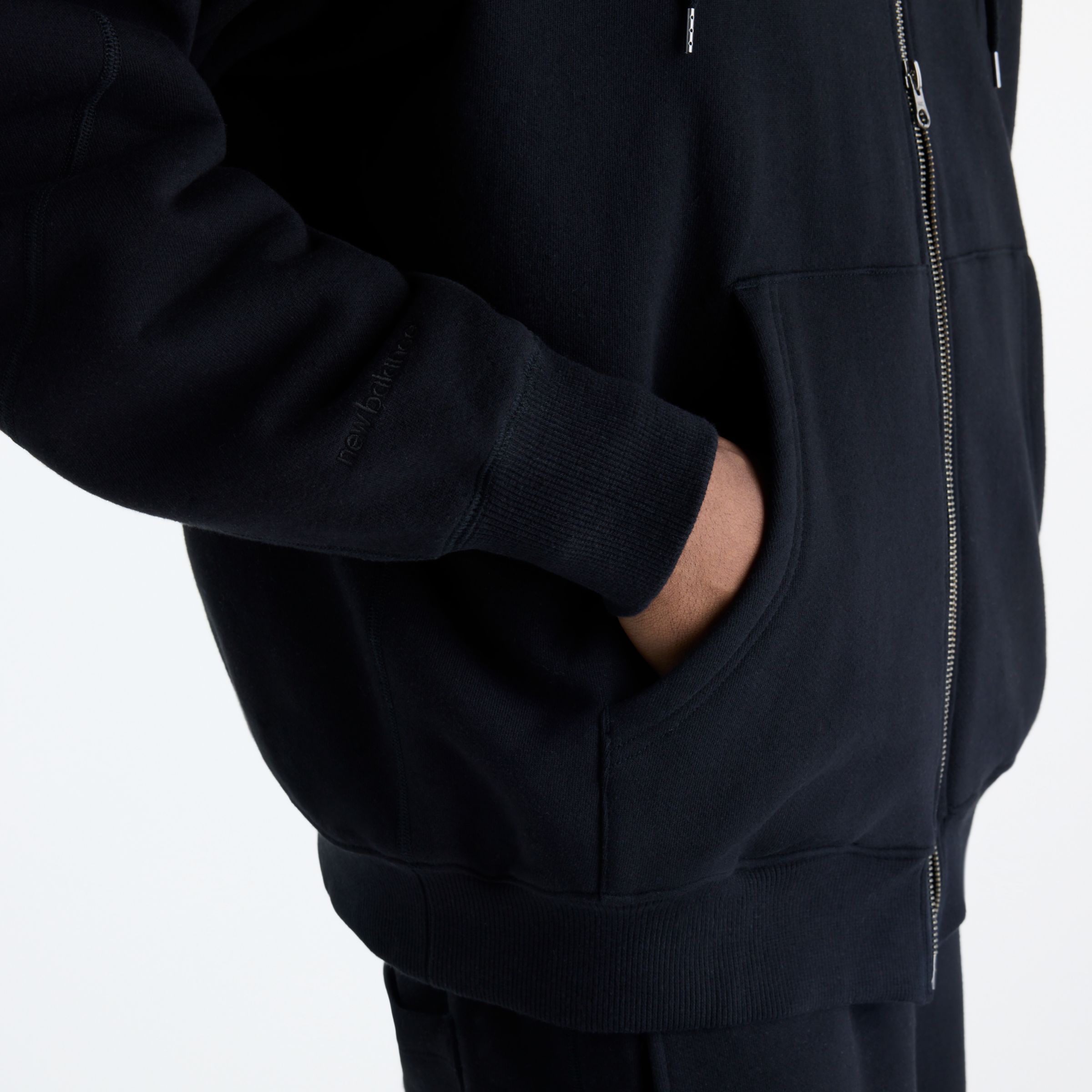 Javo is wearing size M and is 6'1"/188cm. Chest: 29.14"/74cm, Waist: 28"/71cm, Hips: 33.9"/86cm