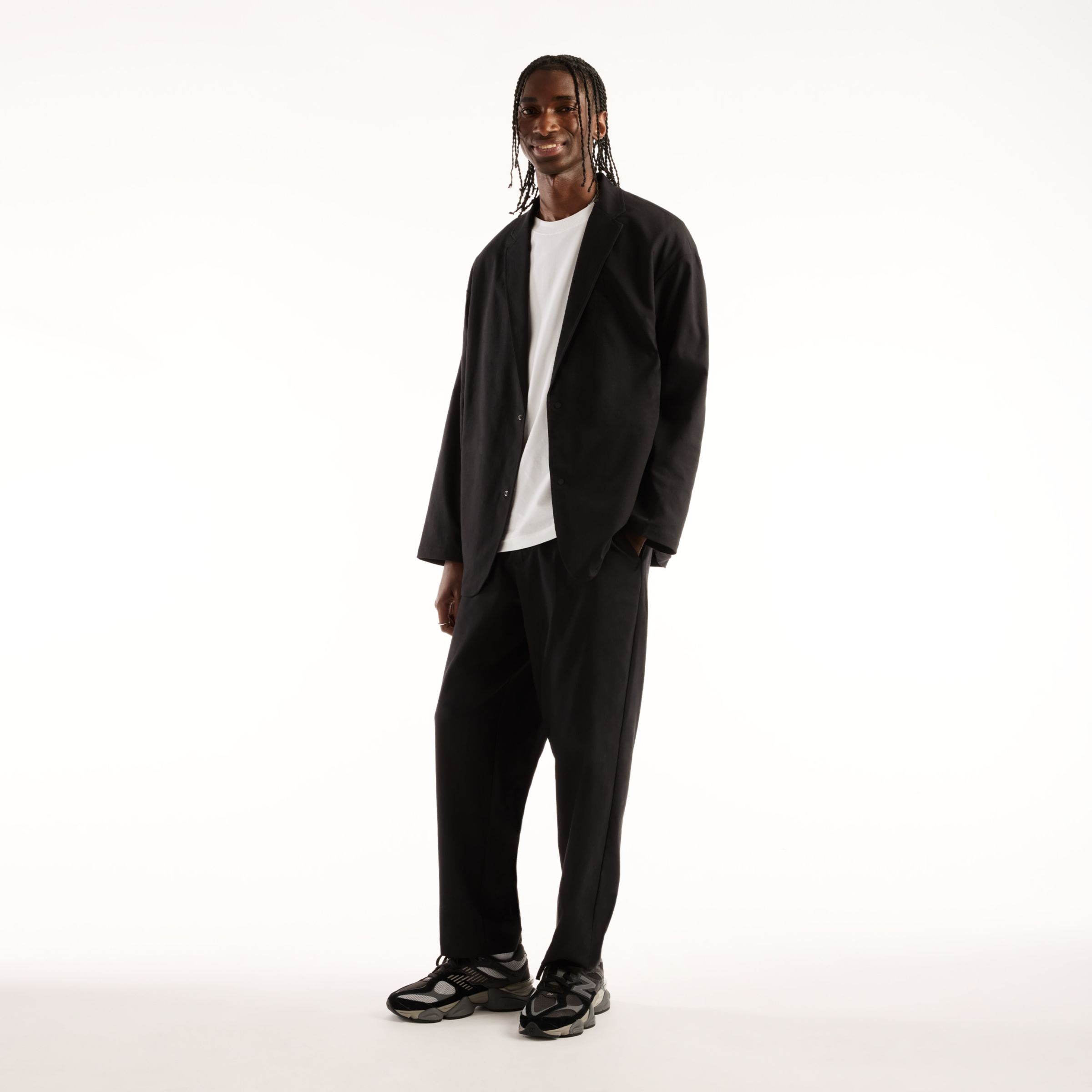 Khalifa is wearing size M and is 6'1"/185cm. Chest: 35"/89cm, Waist: 30"/76cm, Hips: 38"/96cm