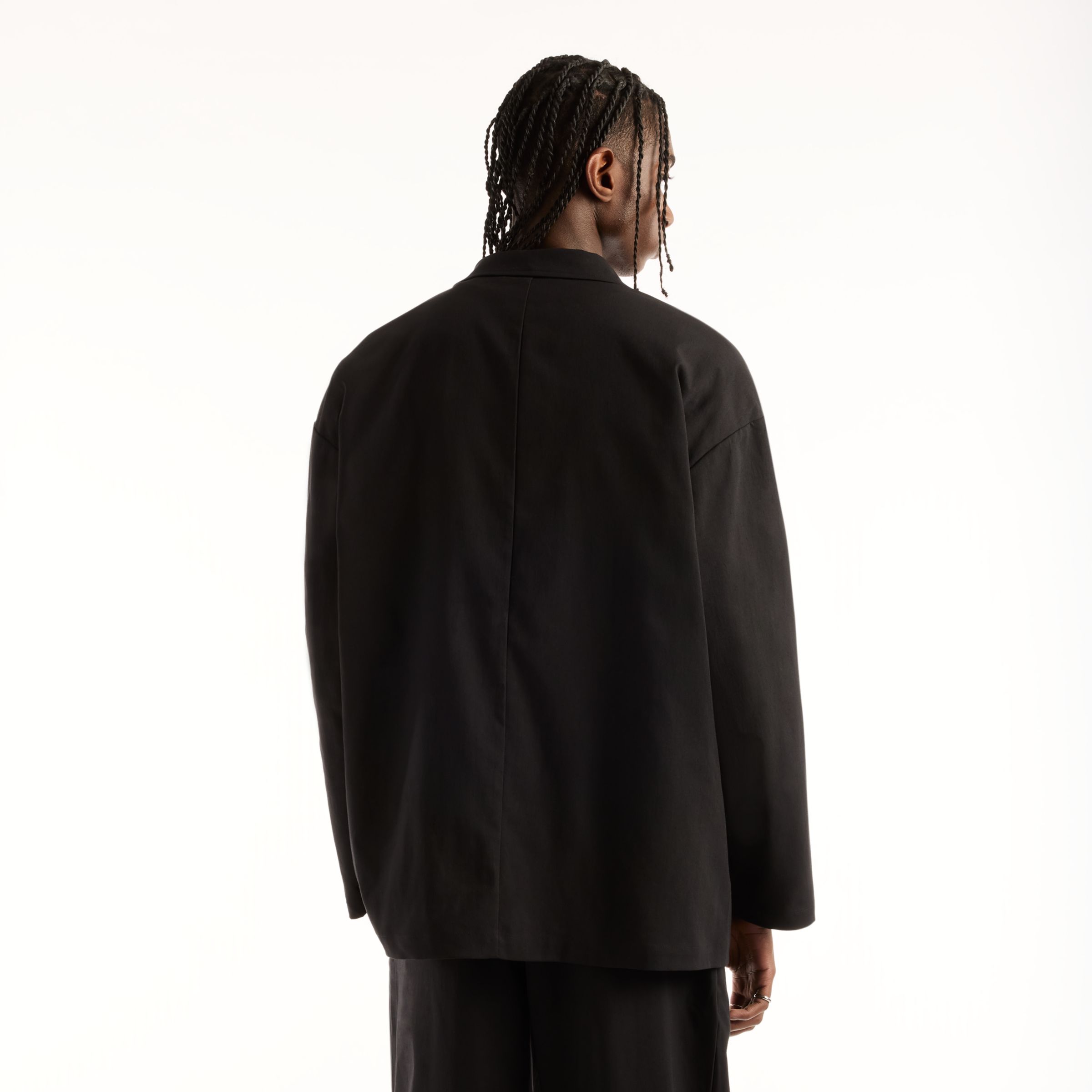 Khalifa is wearing size M and is 6'1"/185cm. Chest: 35"/89cm, Waist: 30"/76cm, Hips: 38"/96cm