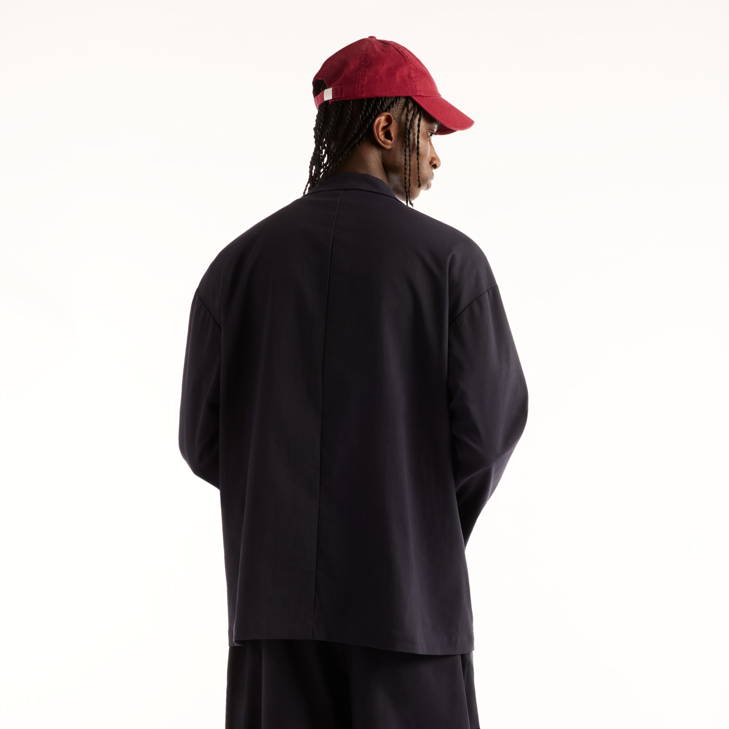 Khalifa is wearing size M and is 6'1"/185cm. Chest: 35"/89cm, Waist: 30"/76cm, Hips: 38"/96cm