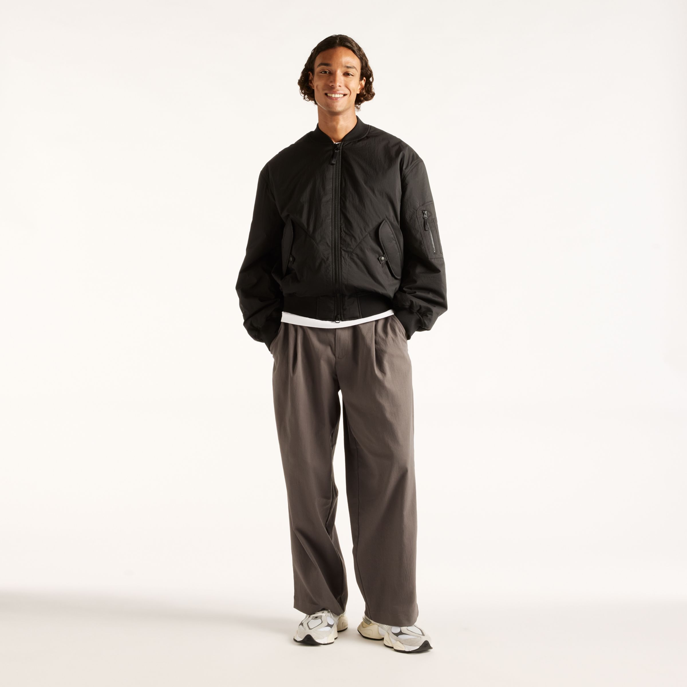Djairo is wearing size M and is 6'0.5"/184cm. Chest: 37.25"/95cm, Waist: 29.5"/75cm, Hips: 37"/94cm