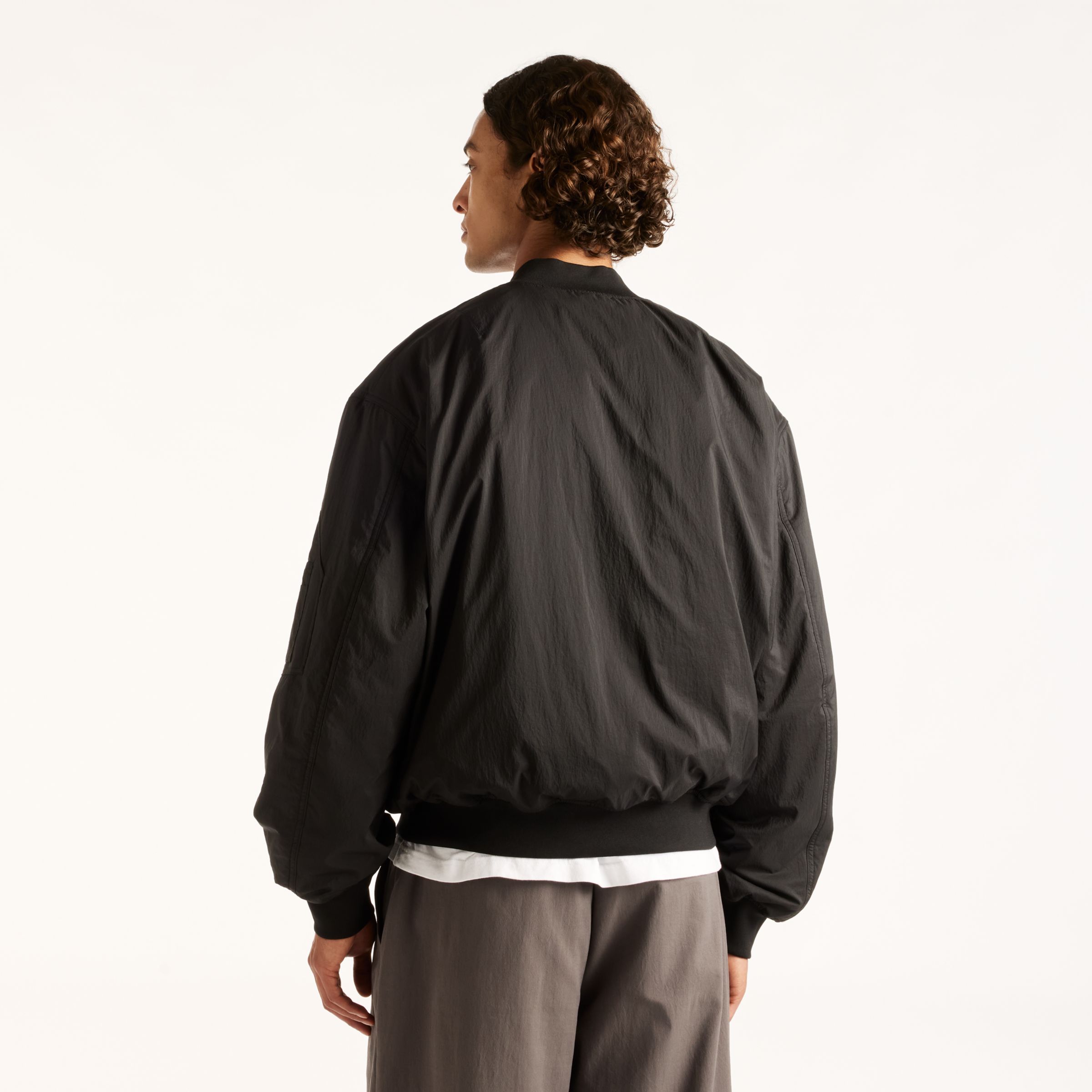 Djairo is wearing size M and is 6'0.5"/184cm. Chest: 37.25"/95cm, Waist: 29.5"/75cm, Hips: 37"/94cm
