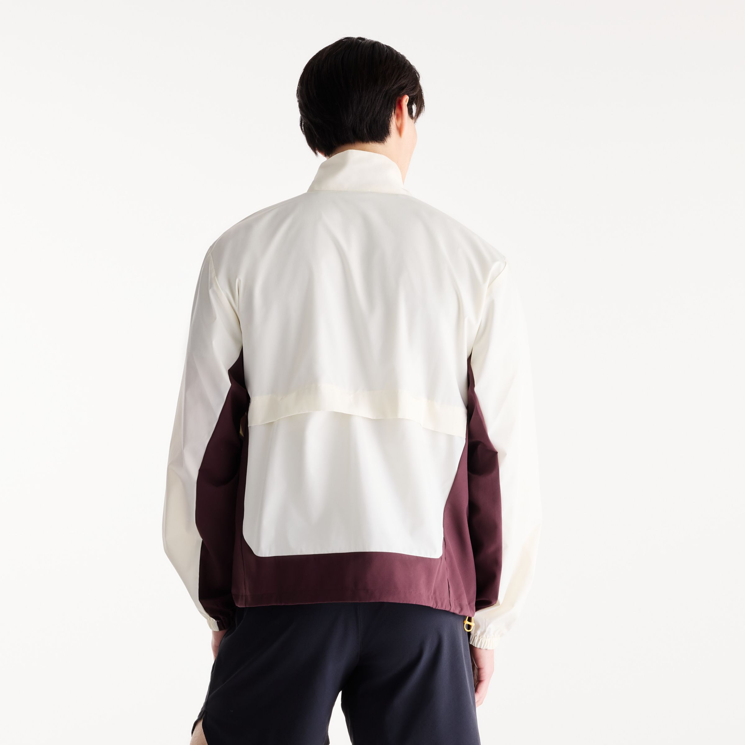Derek is wearing size M and is 6'1"/187cm. Chest: 38R/96cm, Waist: 31"/79cm