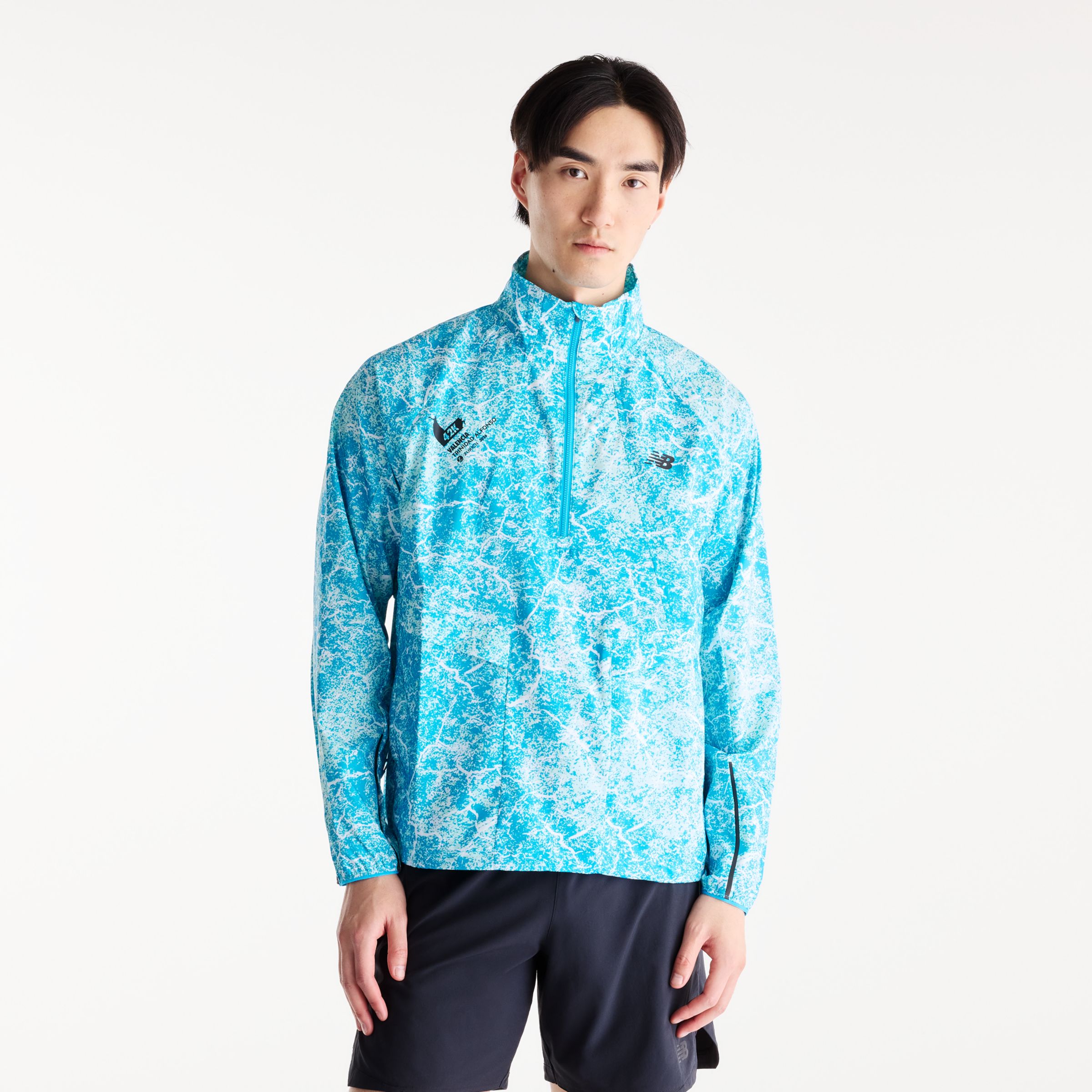Derek is wearing size M and is 6'1"/187cm. Chest: 38R/96cm, Waist: 31"/79cm