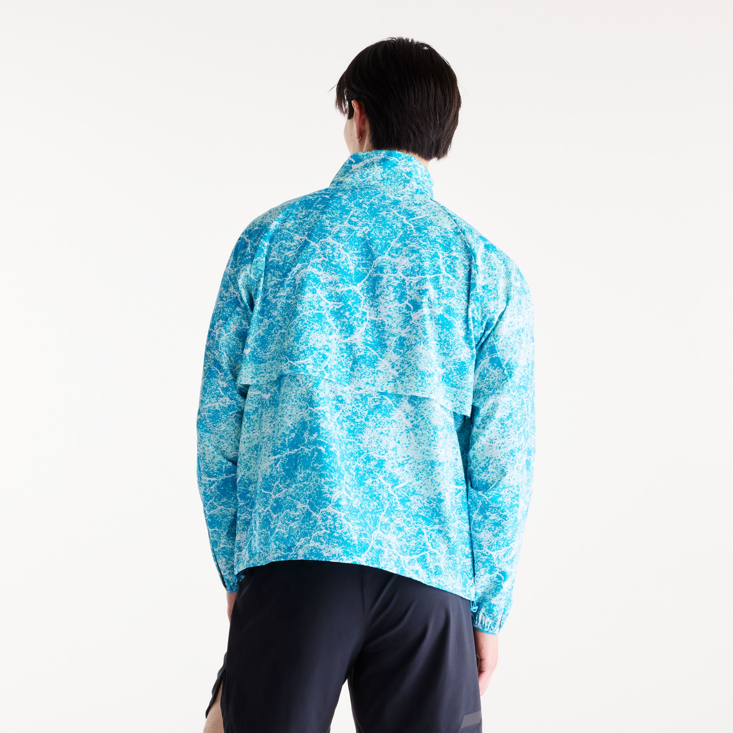 Derek is wearing size M and is 6'1"/187cm. Chest: 38R/96cm, Waist: 31"/79cm