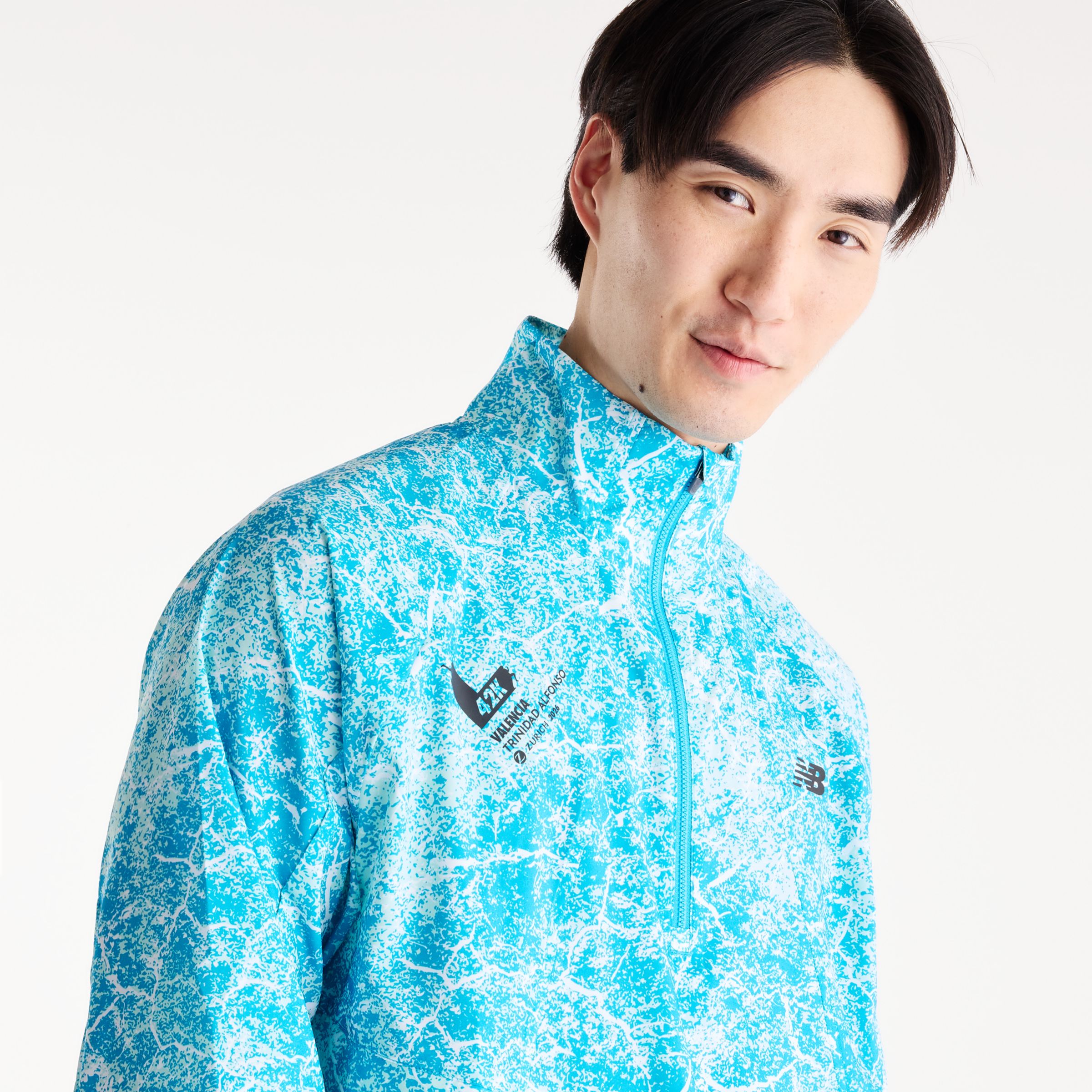 Derek is wearing size M and is 6'1"/187cm. Chest: 38R/96cm, Waist: 31"/79cm