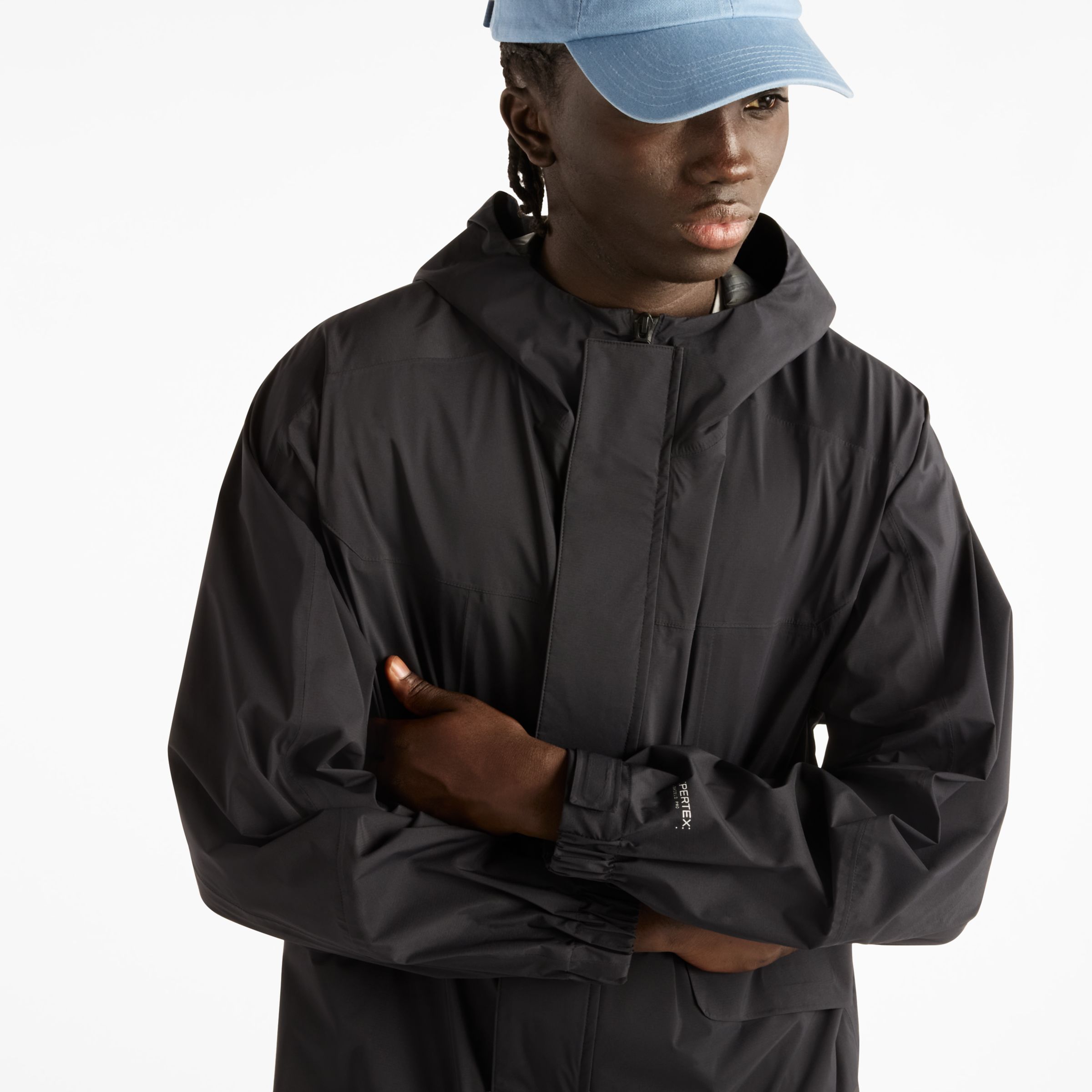 Fall is wearing size M and is 6'/183cm. Chest: 33.5"/85cm, Waist: 26.75"/68cm, Hips: 35"/89cm