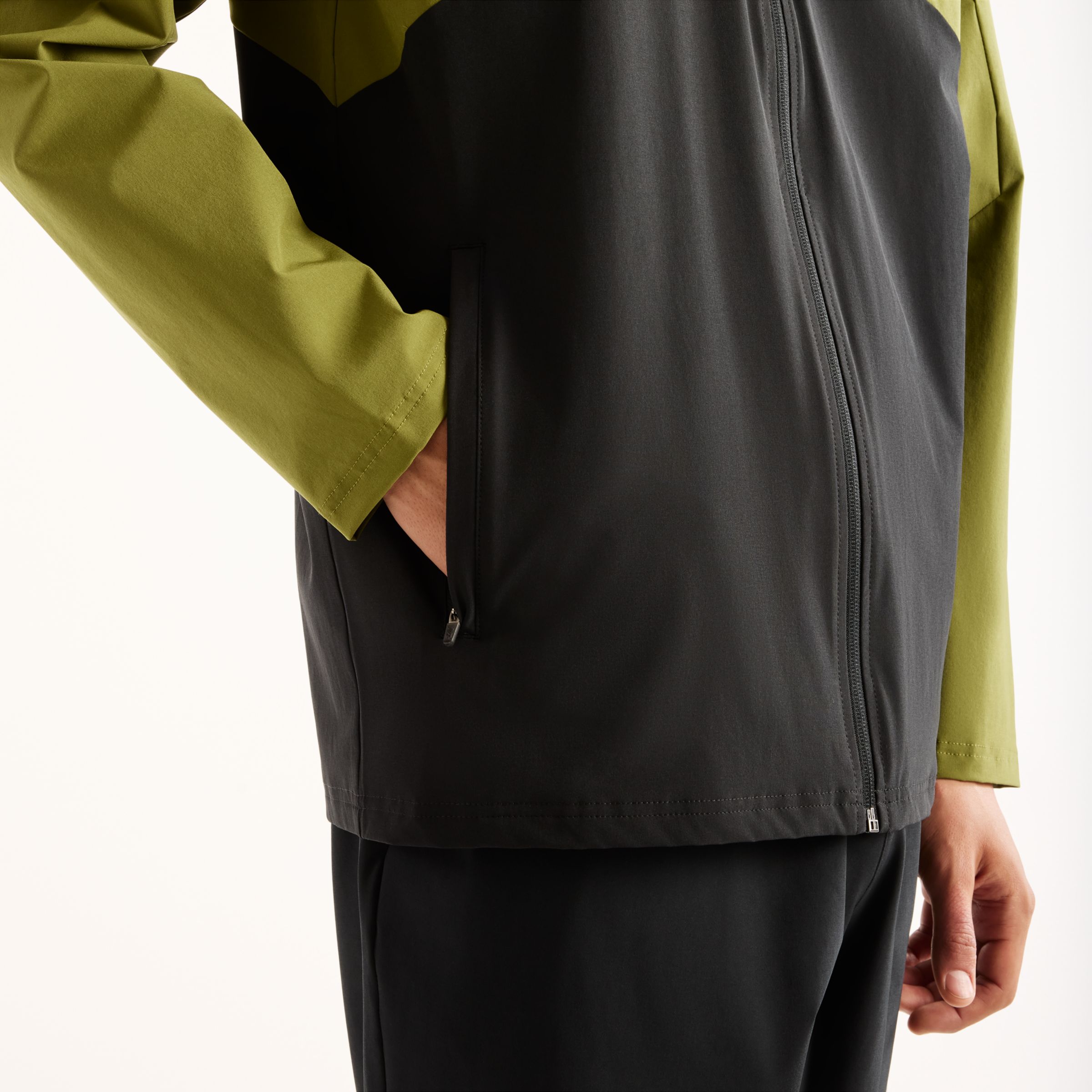 Felix is wearing size M and is 6'/183cm. Chest: 36.5"/93cm, Waist: 30.5"/78cm, Hips: 36.5"/93cm