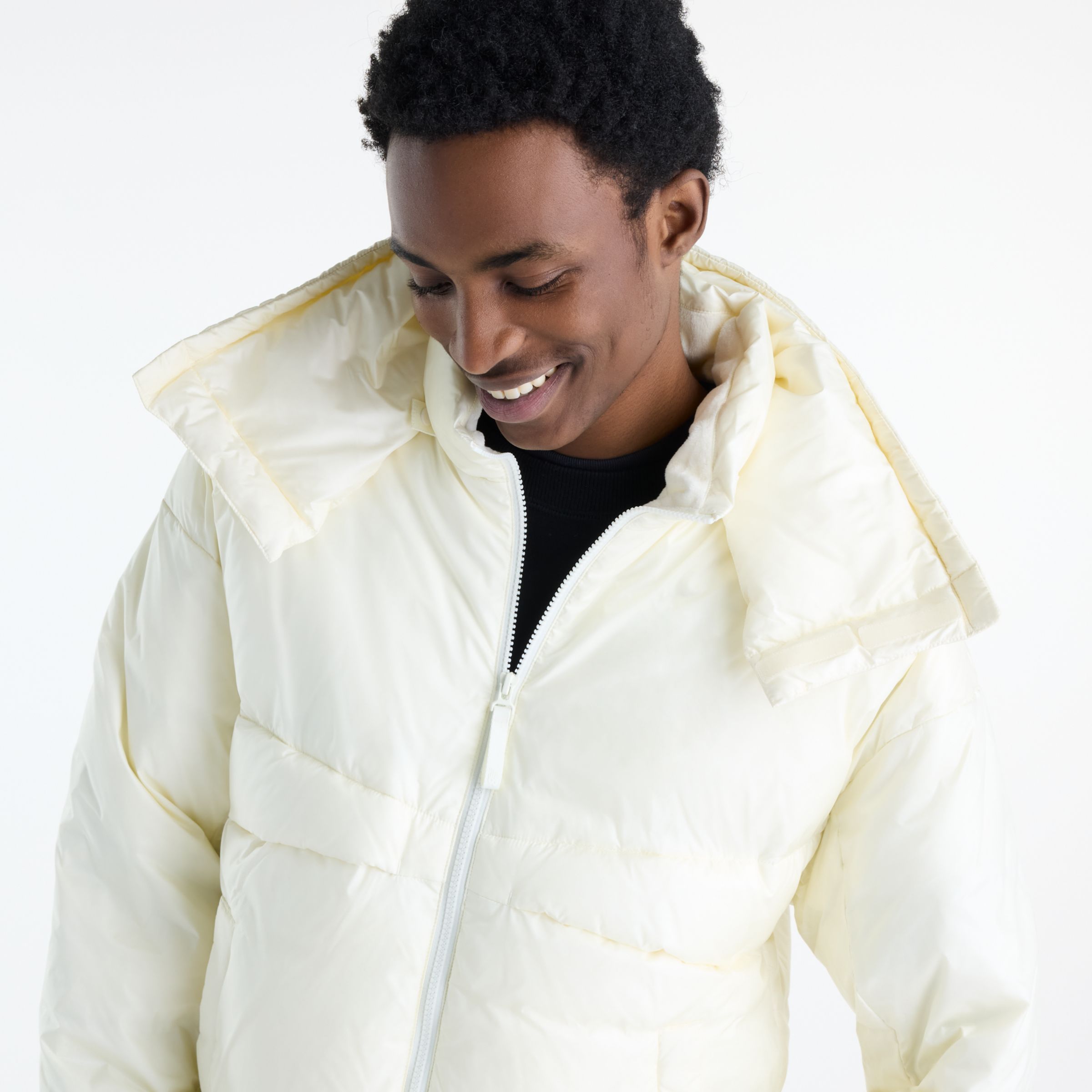 Javo is wearing size M and is 6'1"/188cm. Chest: 29.14"/74cm, Waist: 28"/71cm, Hips: 33.9"/86cm