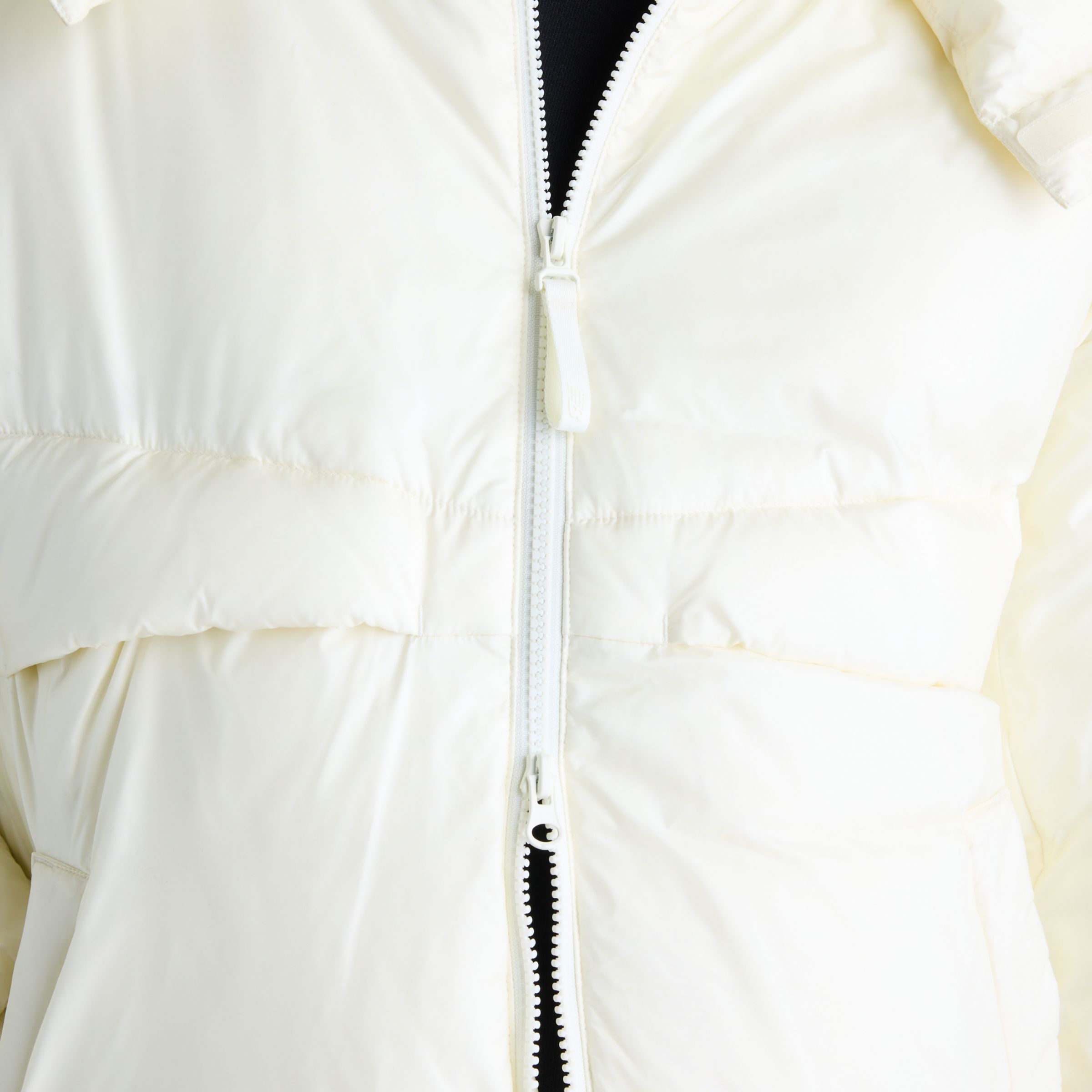 Javo is wearing size M and is 6'1"/188cm. Chest: 29.14"/74cm, Waist: 28"/71cm, Hips: 33.9"/86cm