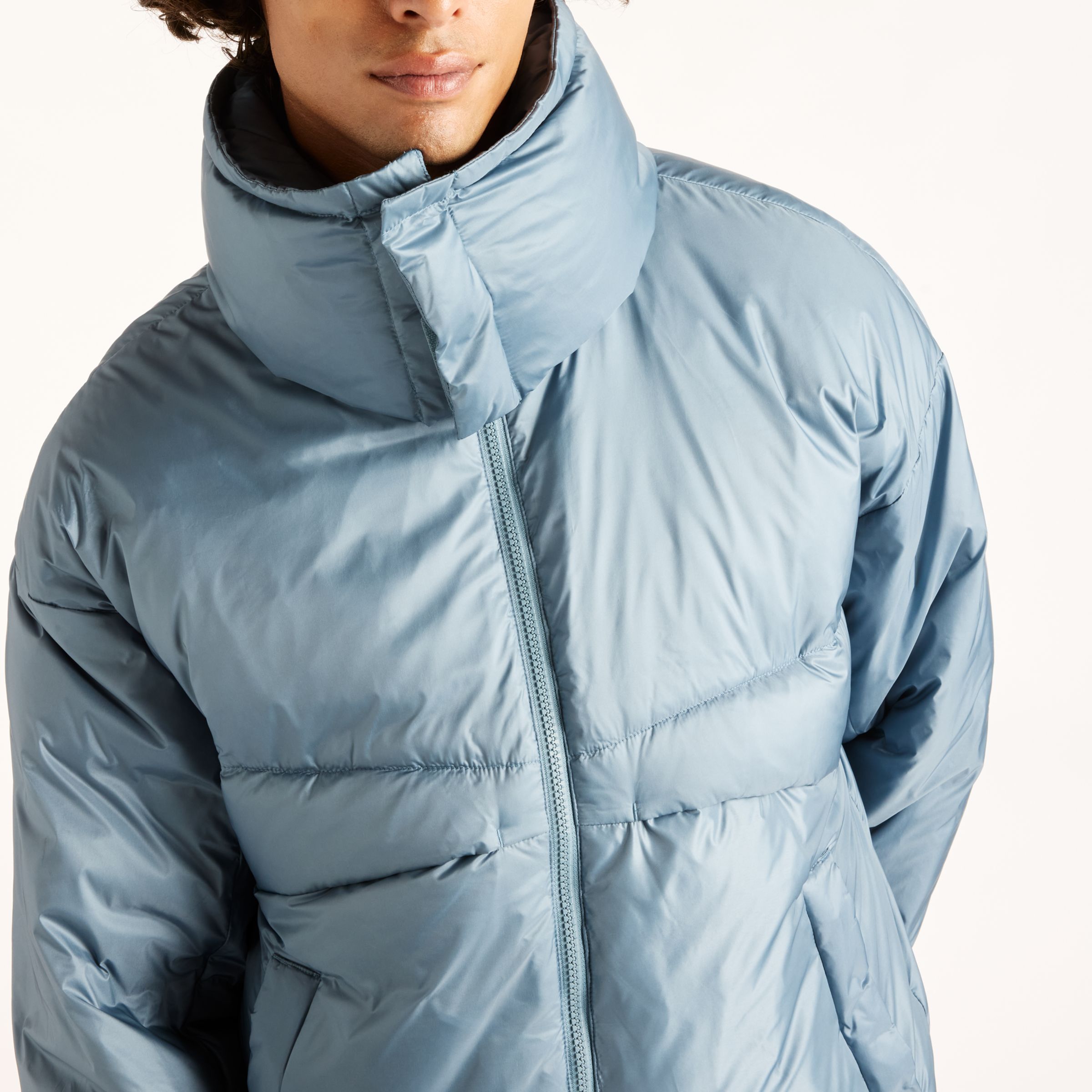Djairo is wearing size M and is 6'0.5"/184cm. Chest: 37.25"/95cm, Waist: 29.5"/75cm, Hips: 37"/94cm