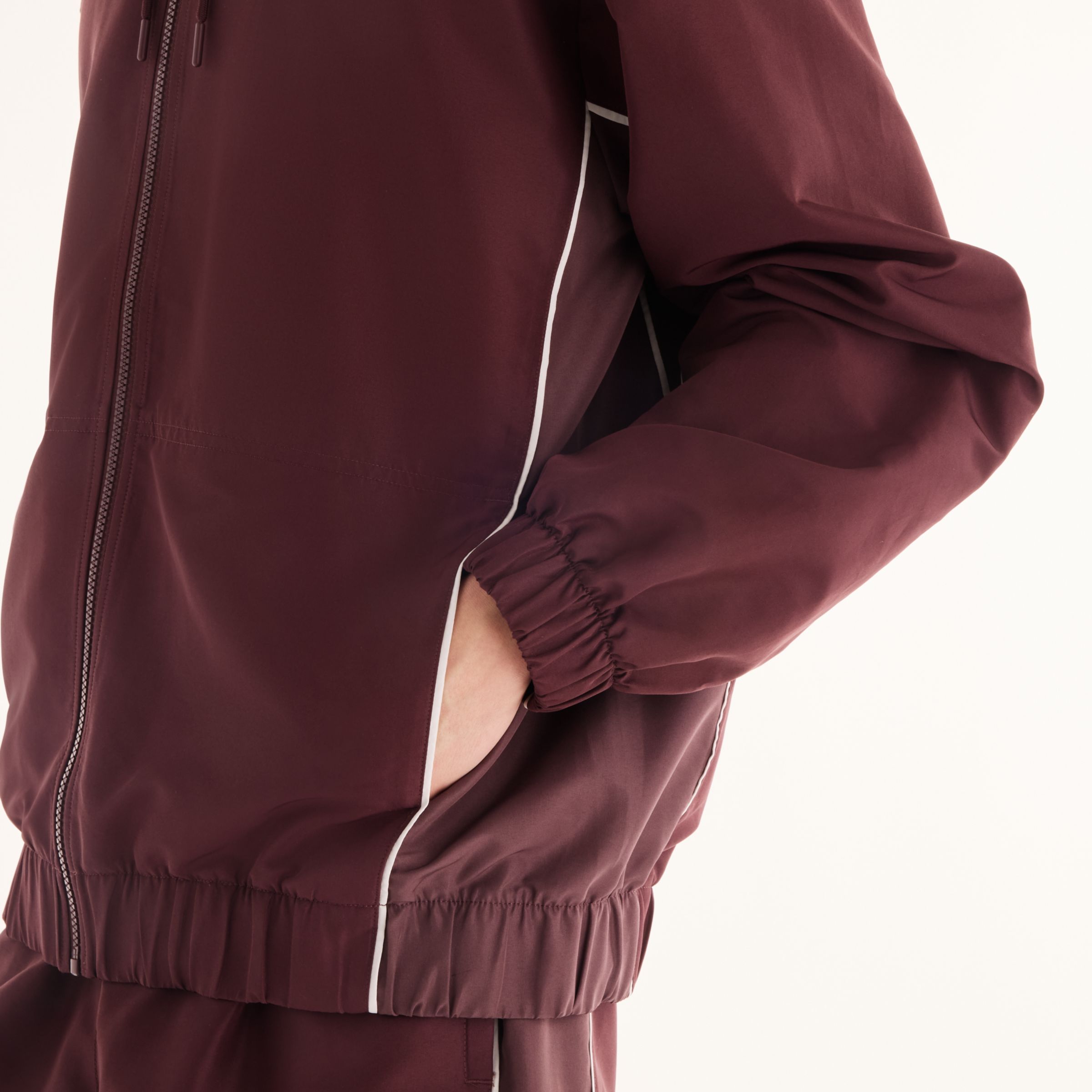 Justin 穿著尺碼 M, 身高 6'11"/186cm 公分. 胸圍 : 34"/86cm, 腰圍 : 29"/74cm, 臀圍 : 35"/89cm