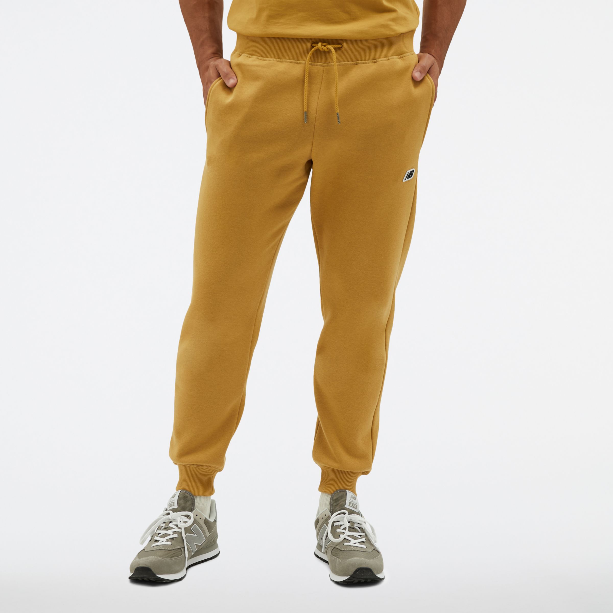 New Balance SPODNIE SMALL PACK SWEATPANTS WP23600AG