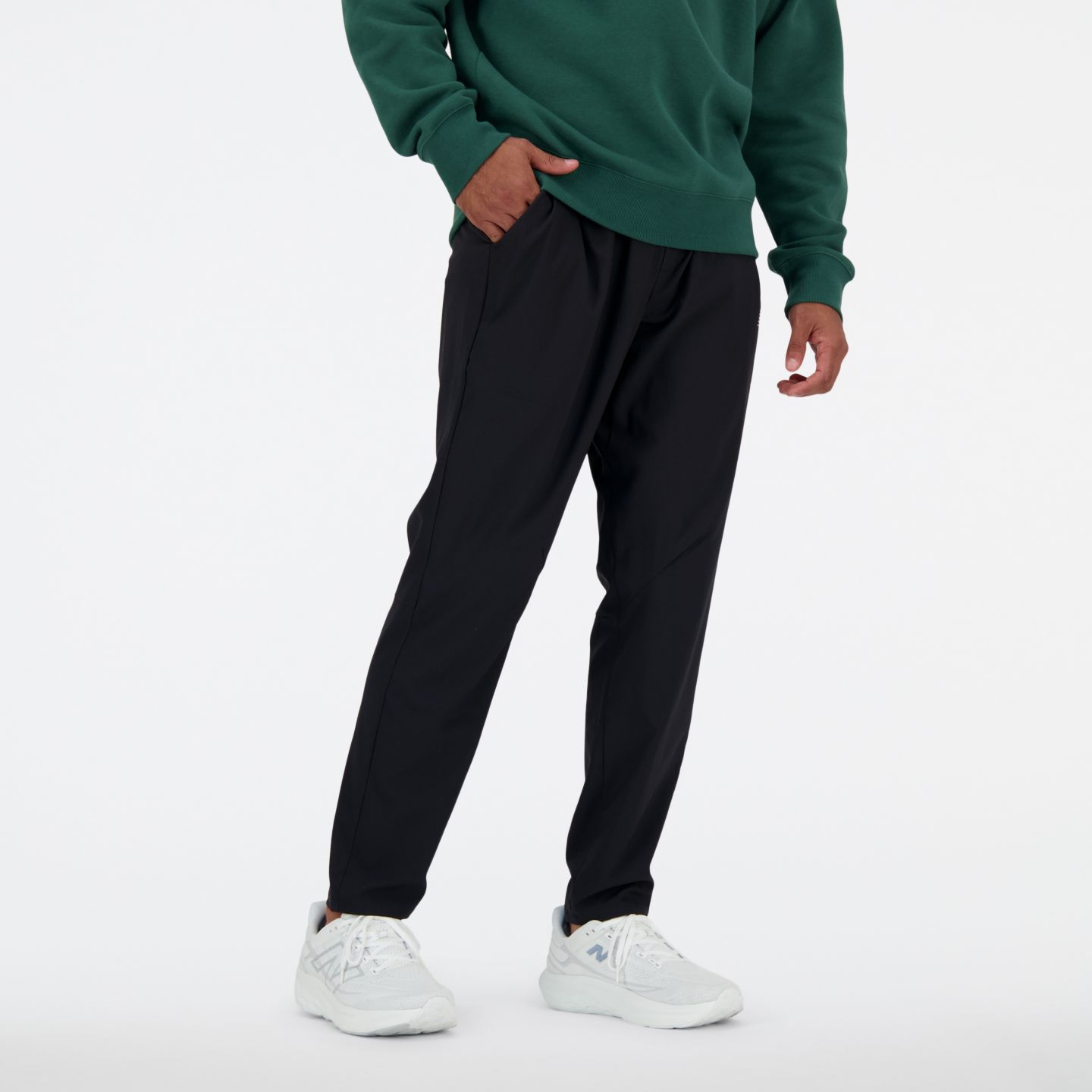 Мужские брюки New Balance AC Tapered Pant 29", цвет: Чёрный — фото 1