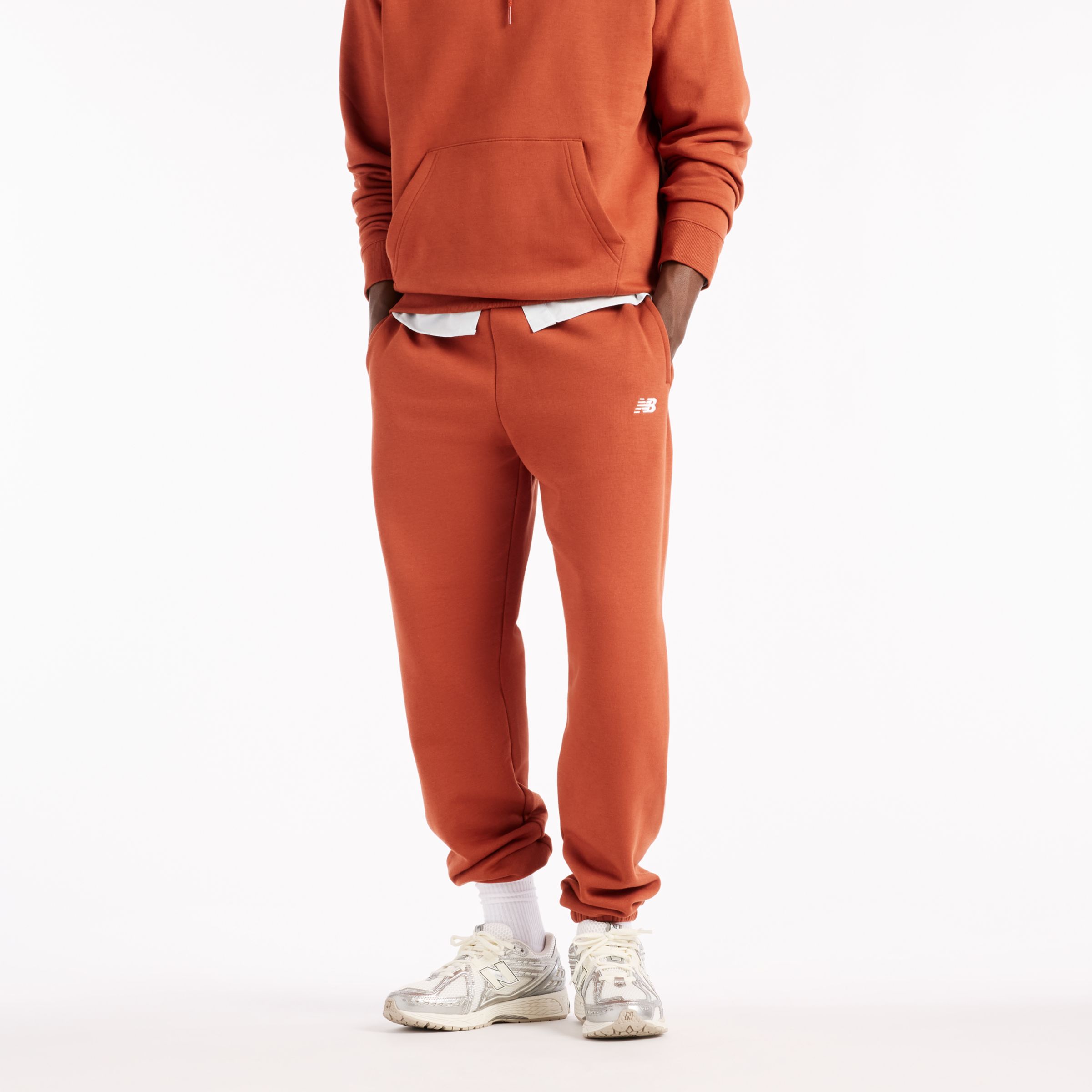 Alex is wearing size M and is 6'1"/186cm. Chest: 37"/94cm, Waist: 29.5"/75cm, Hips: 37"/94cm