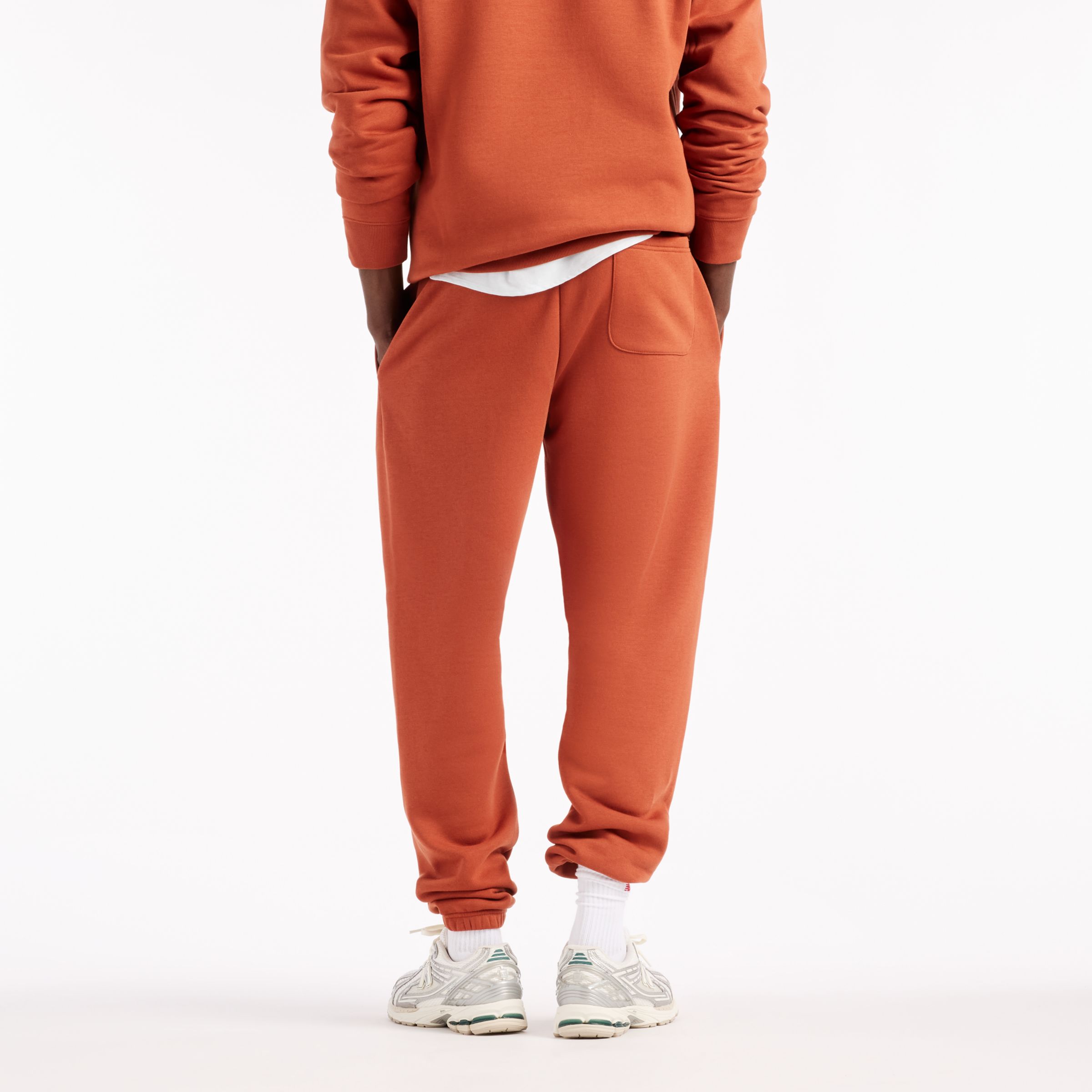 Alex is wearing size M and is 6'1"/186cm. Chest: 37"/94cm, Waist: 29.5"/75cm, Hips: 37"/94cm