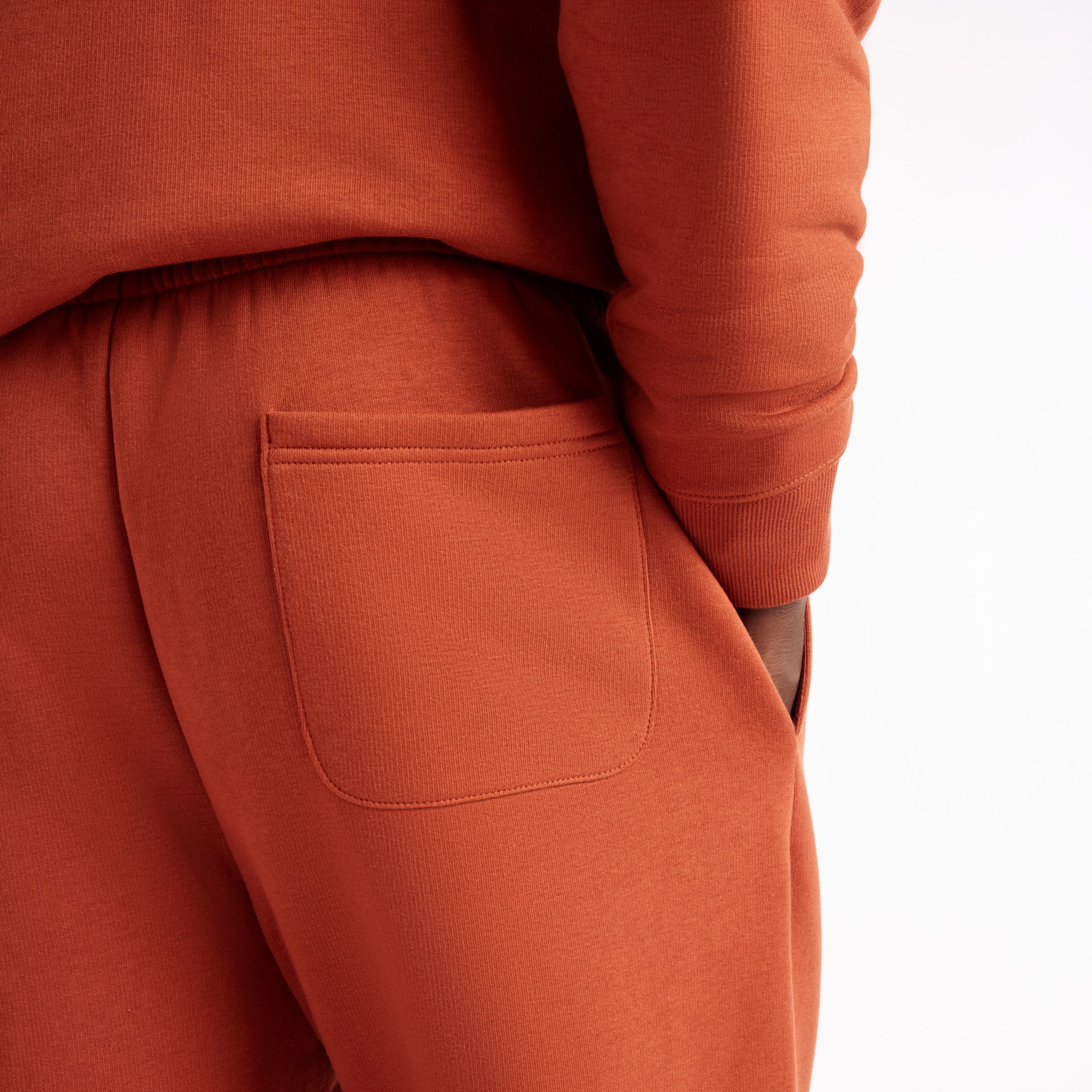 Alex is wearing size M and is 6'1"/186cm. Chest: 37"/94cm, Waist: 29.5"/75cm, Hips: 37"/94cm