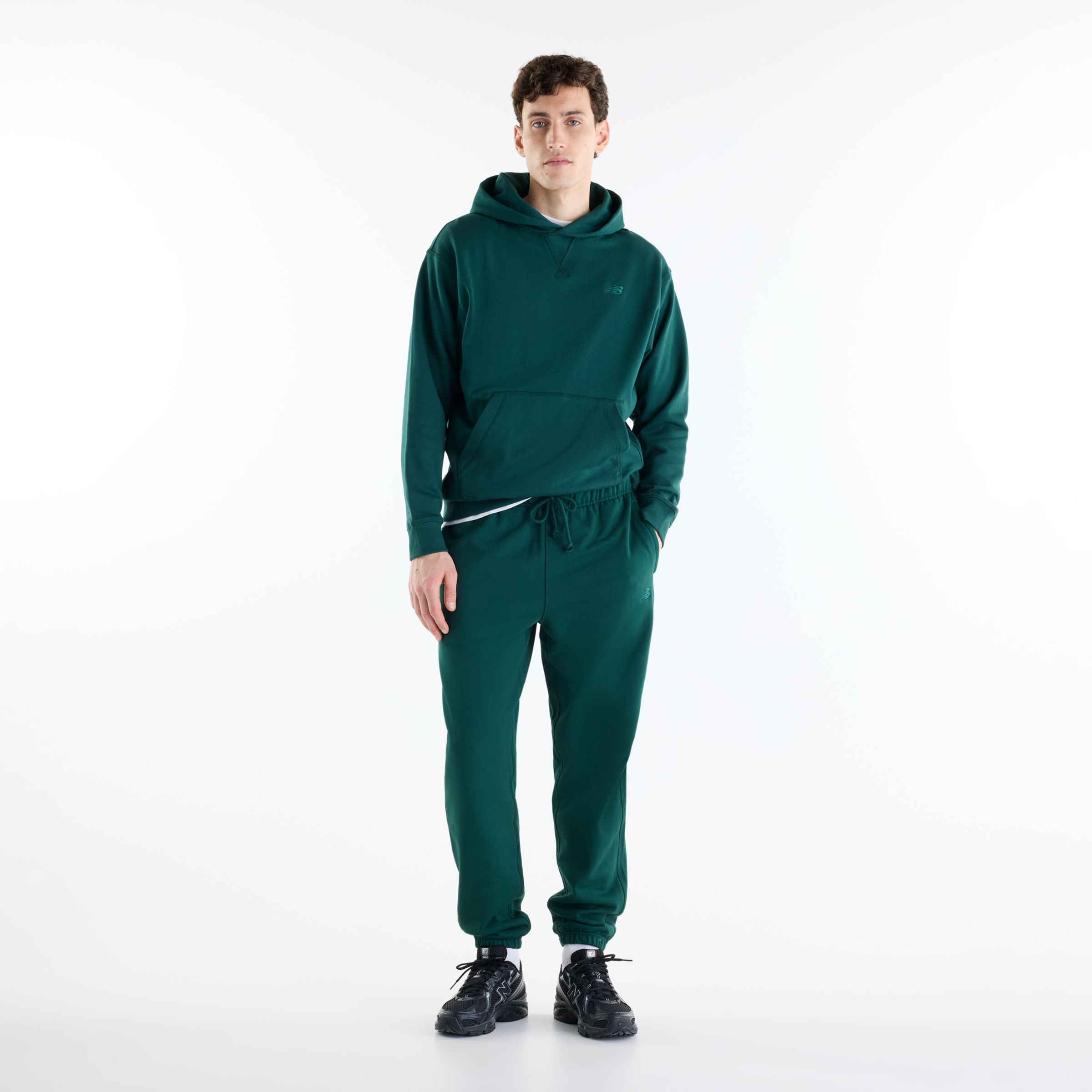 Ante talla M. Altura: 6'2"/187.96cm. Pecho : 37.5"/95.25cm, Cintura : 31"/78.74cm, Cadera : 40.5"/102.87cm