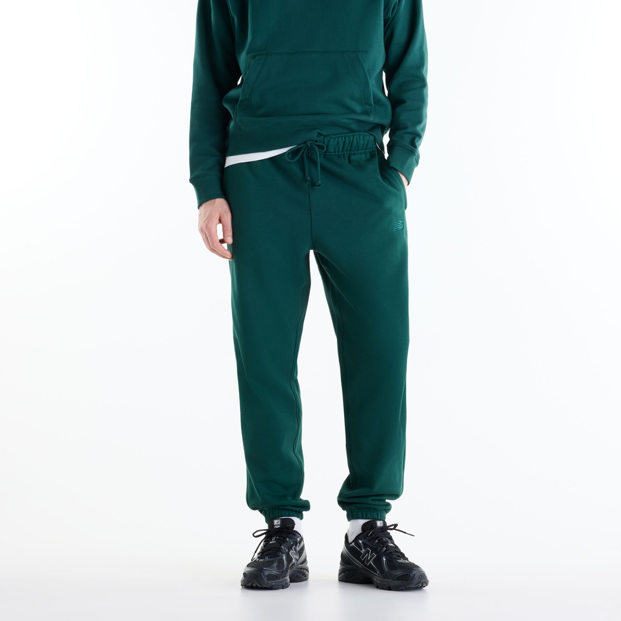 Ante talla M. Altura: 6'2"/187.96cm. Pecho : 37.5"/95.25cm, Cintura : 31"/78.74cm, Cadera : 40.5"/102.87cm