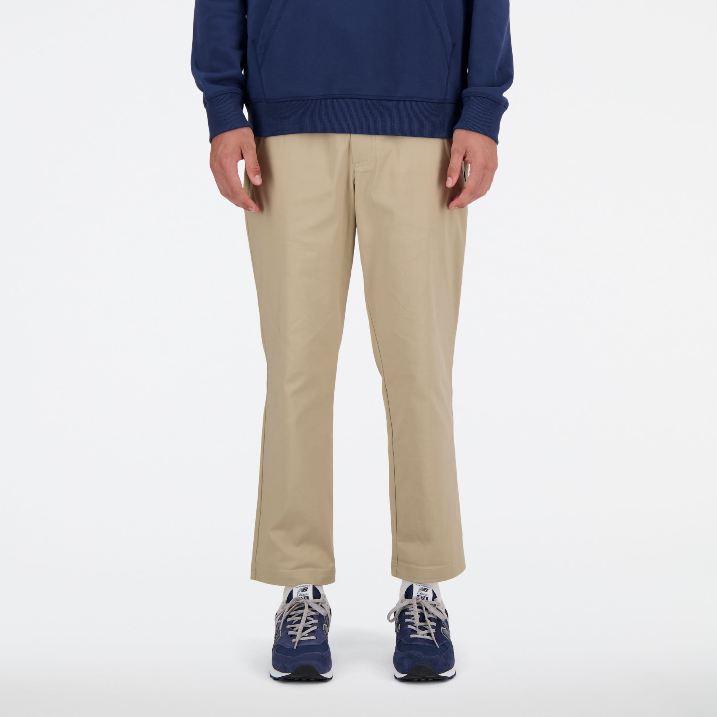 Sebastian is wearing size M and is 6'2"/188cm. Chest: 38.75"/98.4cm, Waist: 32"/81.3cm, Hips: 39"/99cm