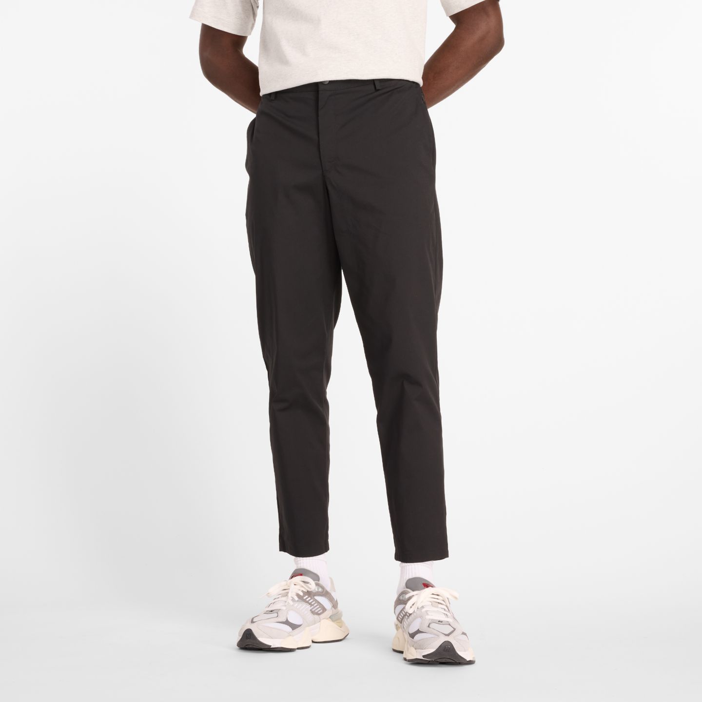 Мужские брюки New Balance Athletics Standard Tapered Pant 28", цвет: Чёрный — фото 1