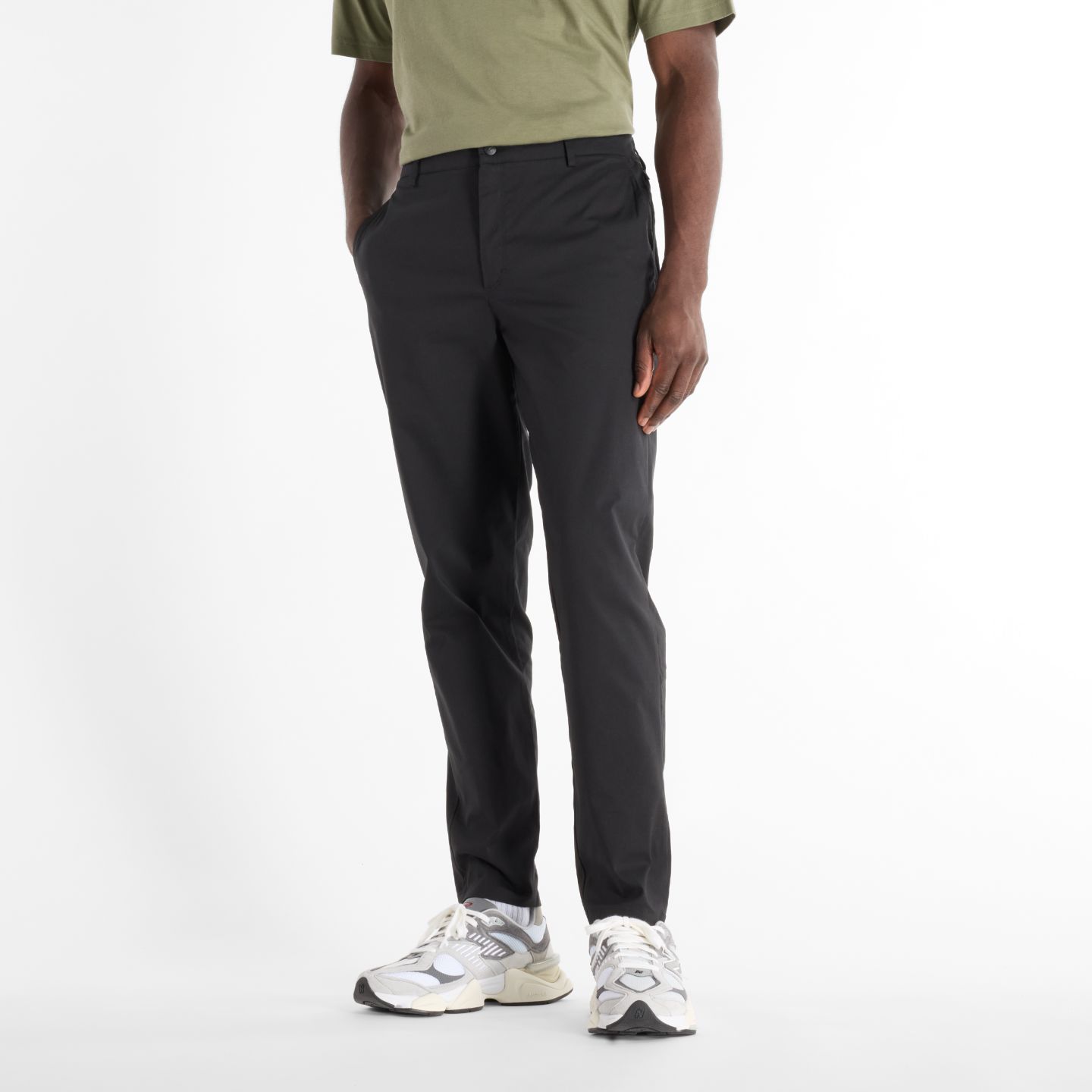 Мужские брюки New Balance Athletics Standard Tapered Pant 30", цвет: Чёрный — фото 1