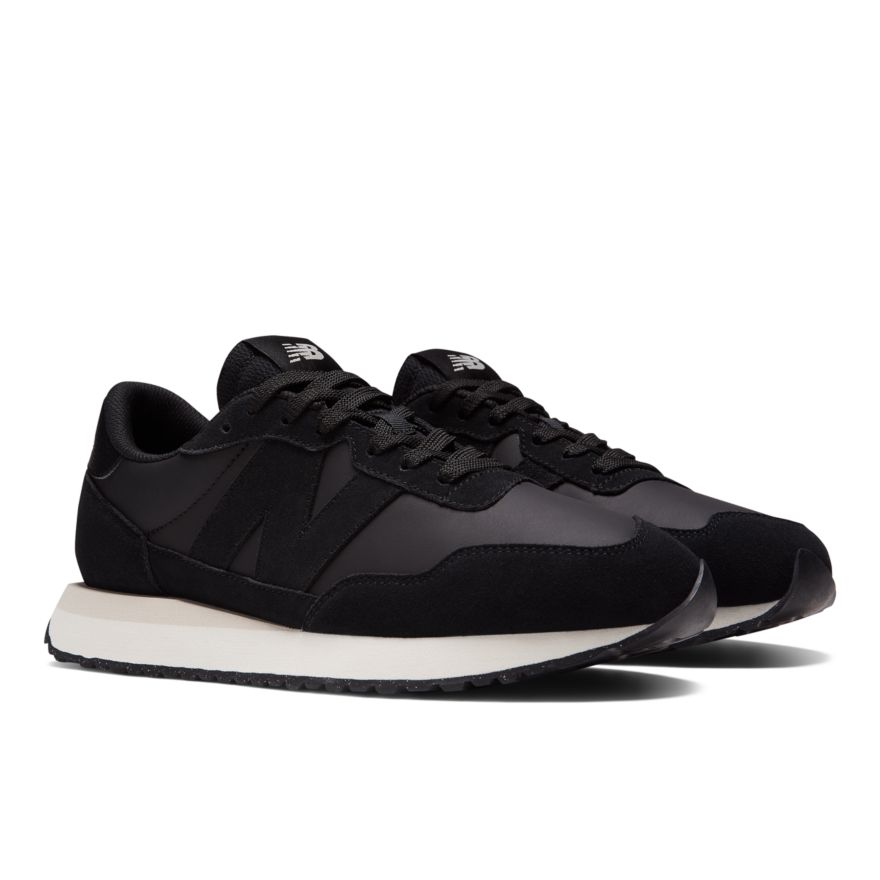 New balance hombre negras grandes sale