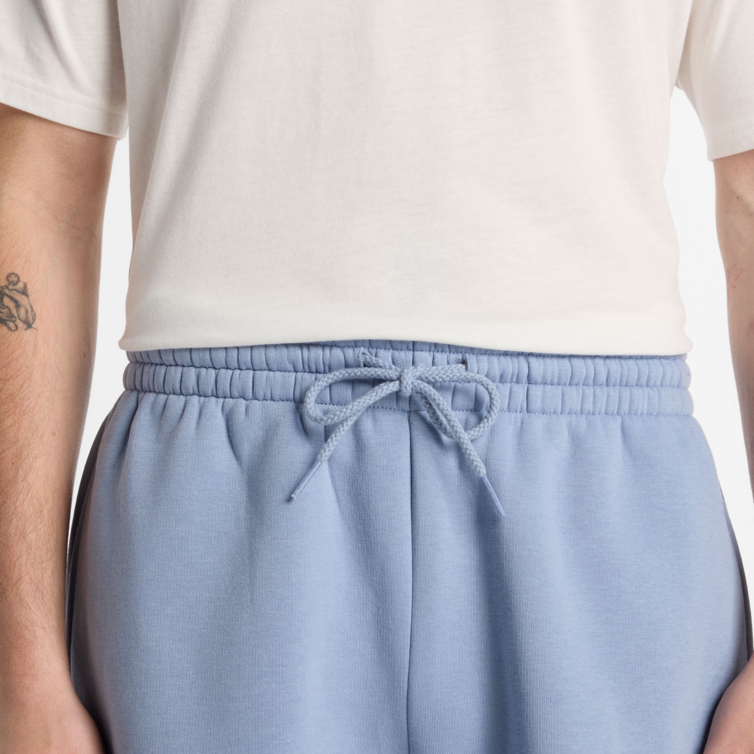 Joland is wearing size M and is 6&Otilde;0"/182.9cm. Chest: 29"/71.1cm, Waist: 36"/91.4cm, Hips: 36"/91.4cm