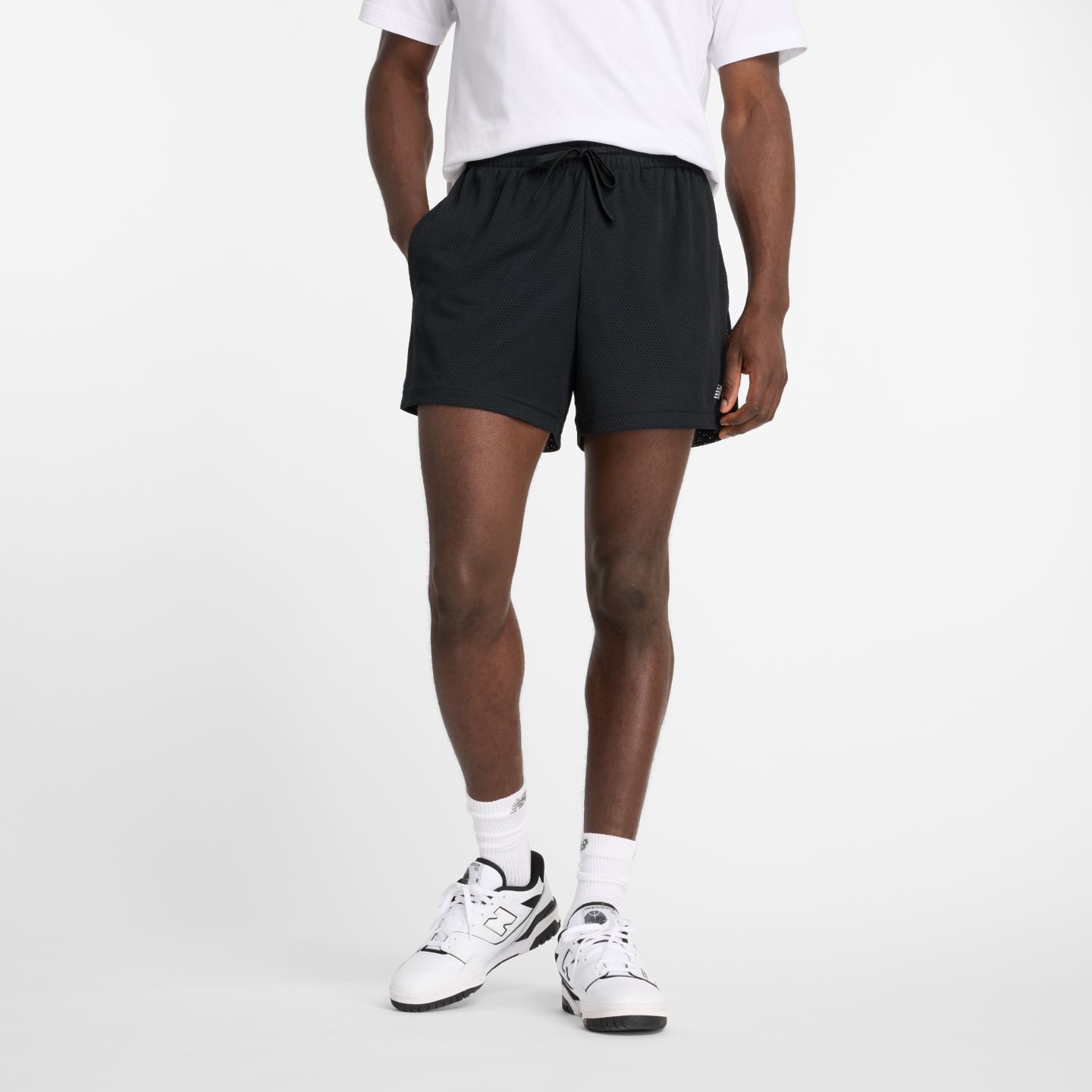 Мужские шорты New Balance Sport Essentials Mesh, цвет: Чёрный / Белый — фото 1