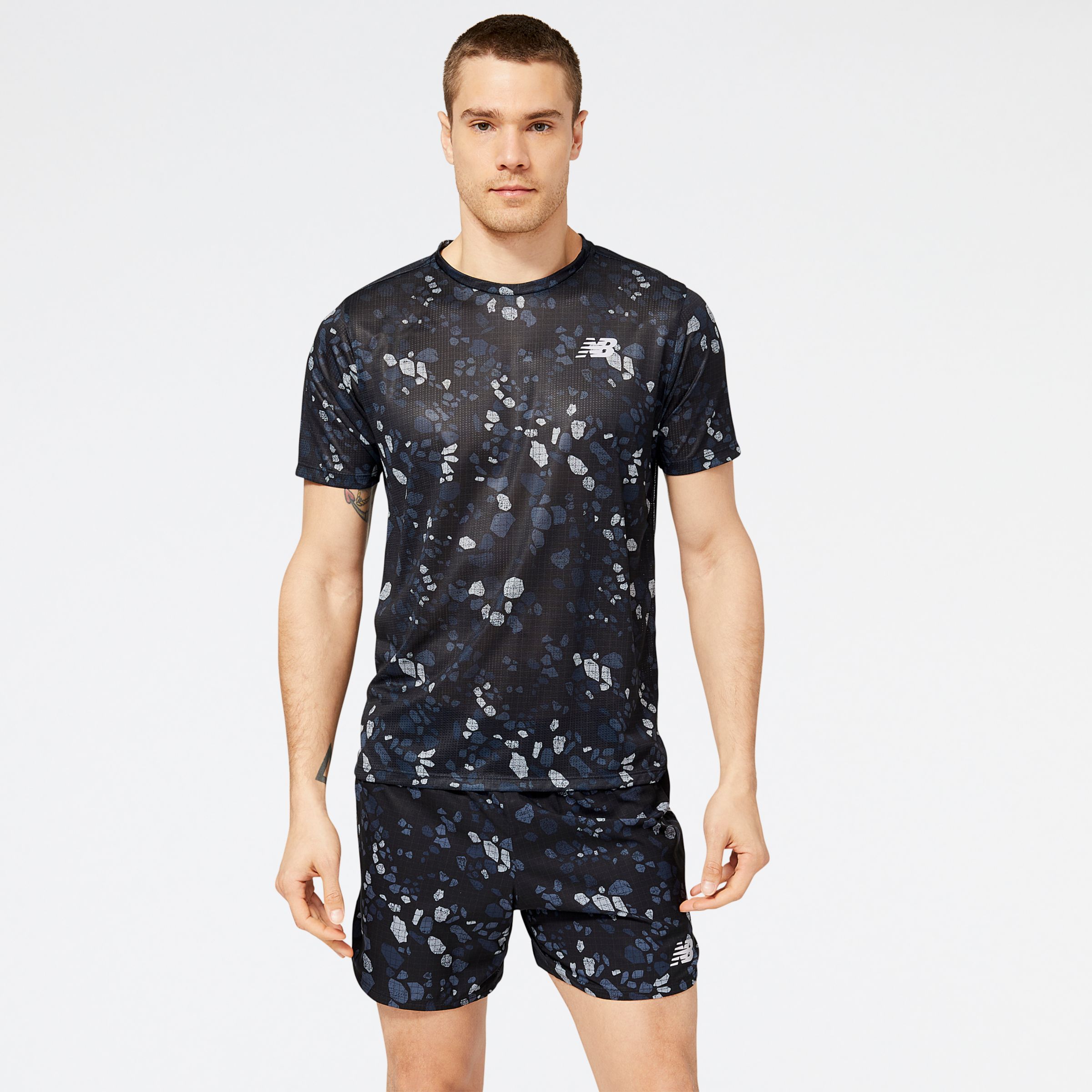 

New Balance Men's Printed Impact Run Short Sleeve Black - Black