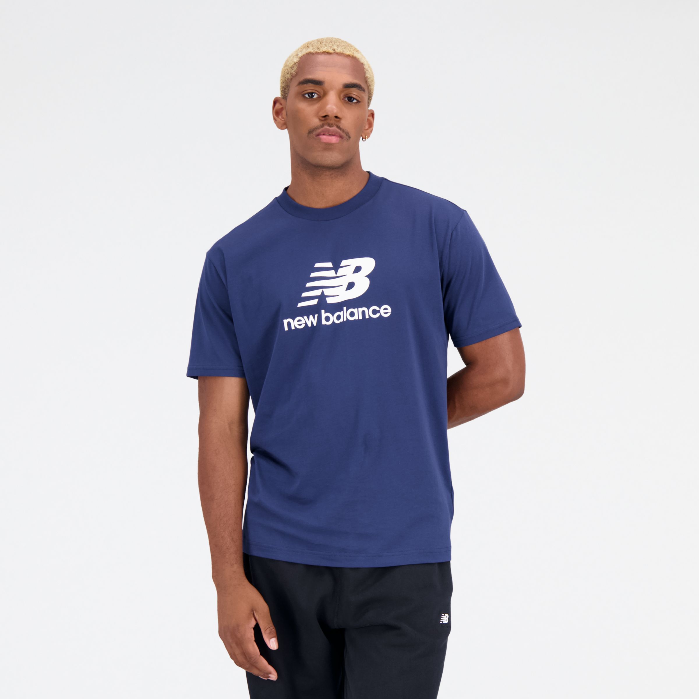 New Balance Homme T-Shirt Essentials Stacked Logo Cotton Jersey Short Sleeve T-shirt en Blue/Bleu, Taille XS