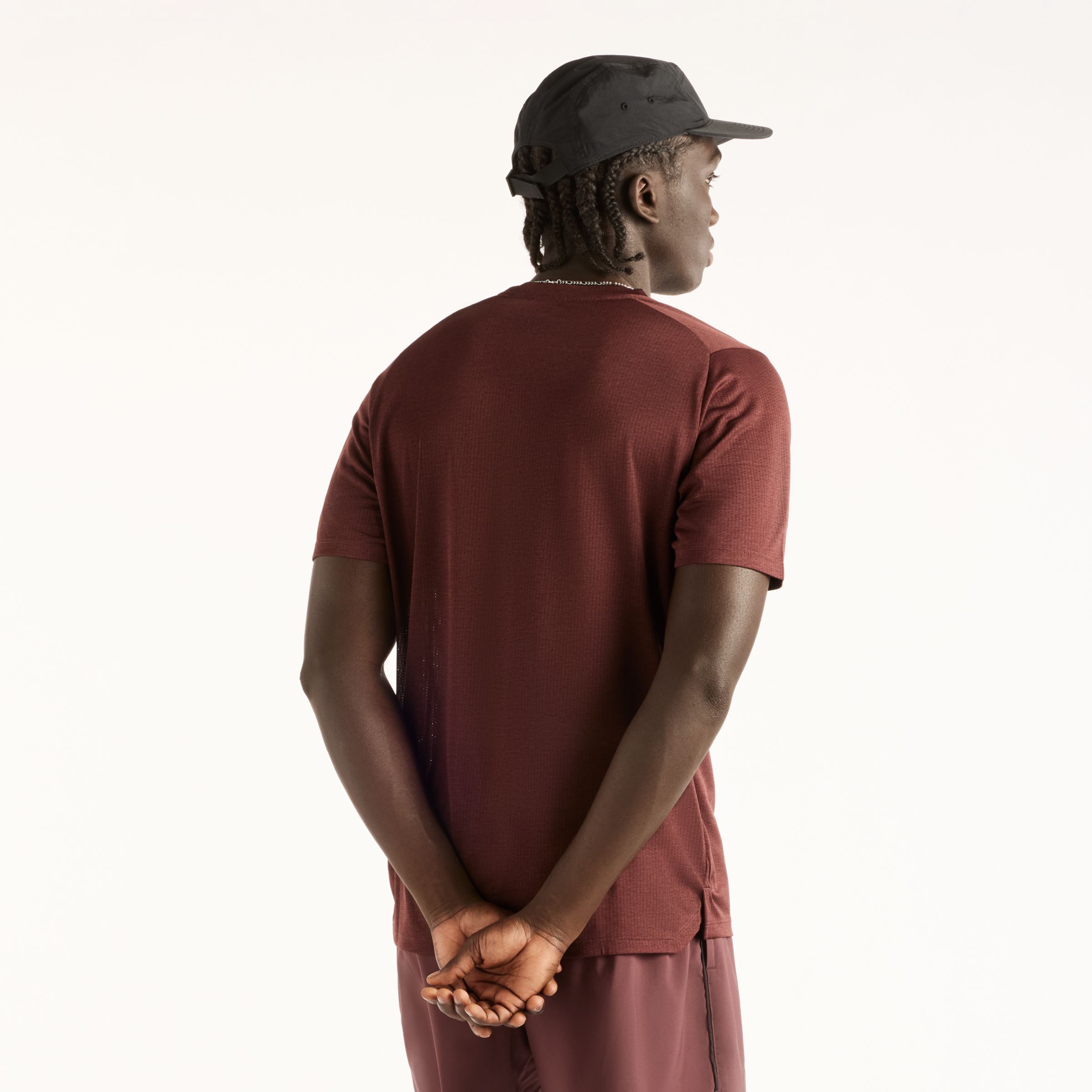 Fall is wearing size M and is 6'/183cm. Chest: 33.5"/85cm, Waist: 26.75"/68cm, Hips: 35"/89cm