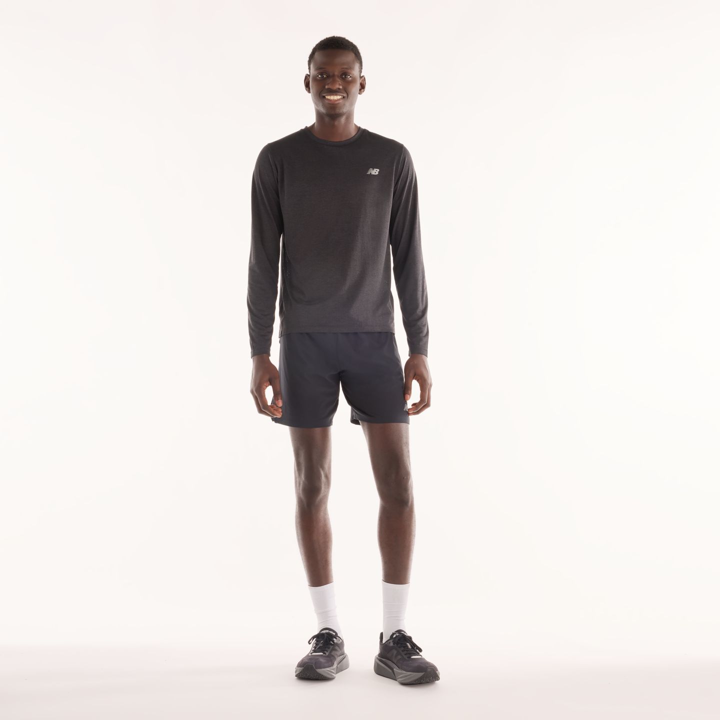 Мужской топ New Balance RC Essential Long Sleeve, цвет: Чёрный / Серый — фото 2