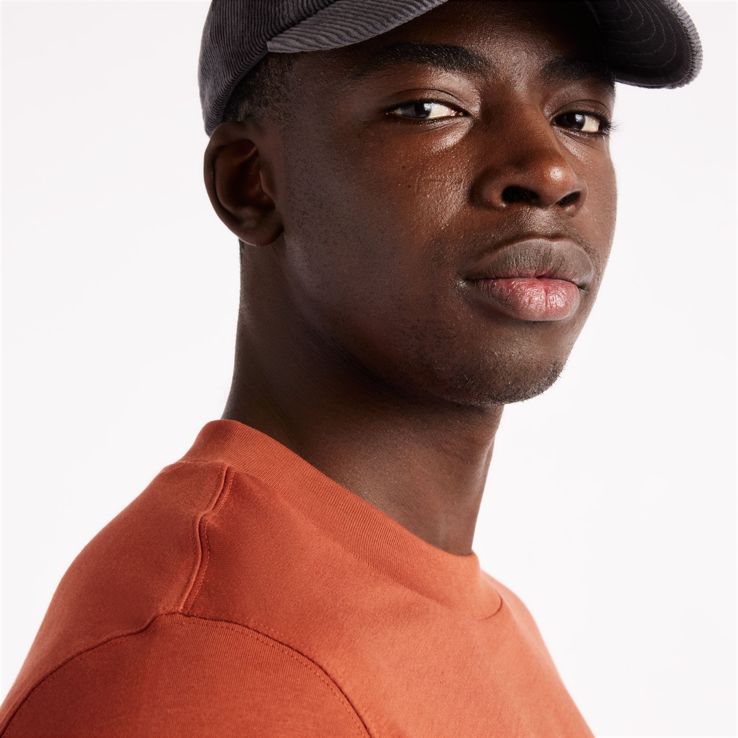 Nelson is wearing size M and is 5'4.5/164cm. Chest: 34.75"/88cm, Waist: 29"/74cm, Hips: 35.5"/90cm