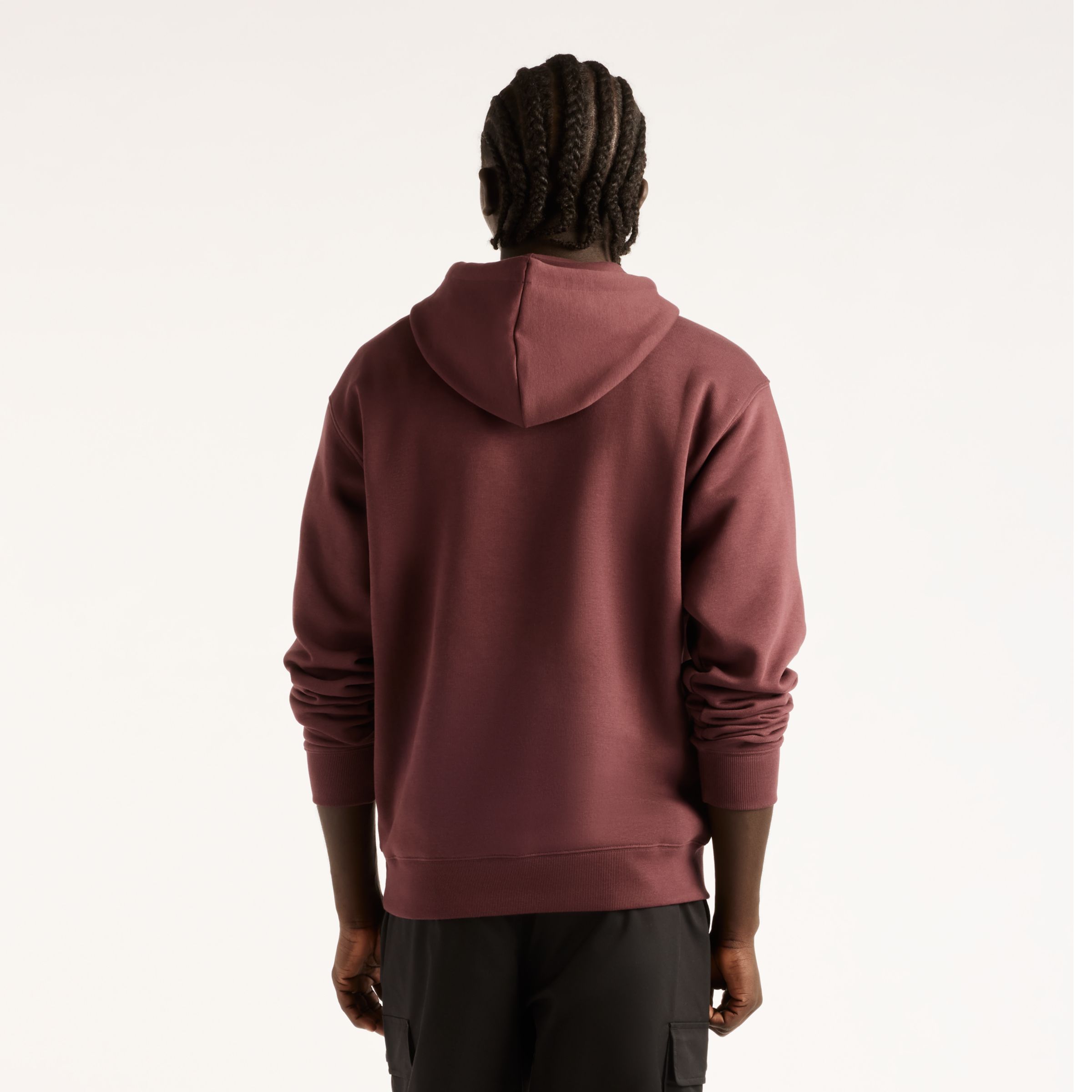 Fall is wearing size M and is 6'/183cm. Chest: 33.5"/85cm, Waist: 26.75"/68cm, Hips: 35"/89cm