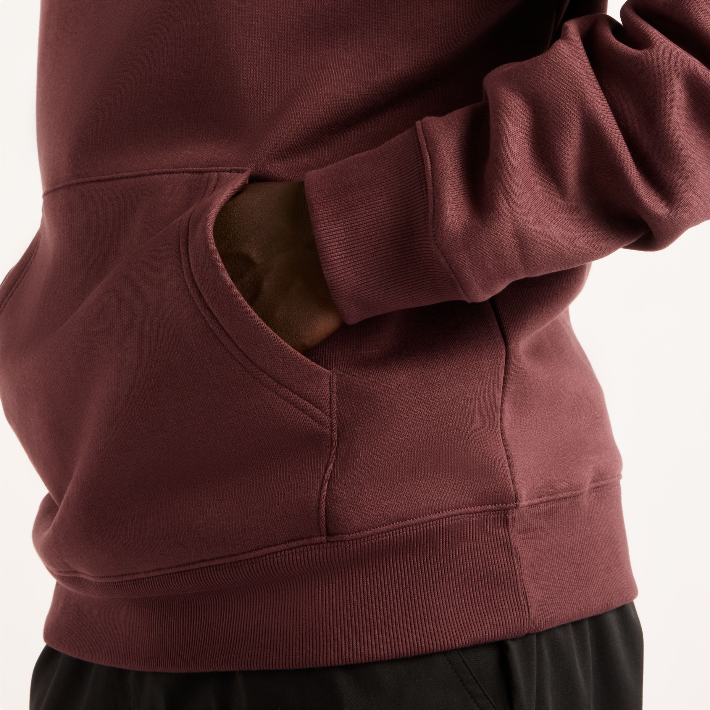 Fall is wearing size M and is 6'/183cm. Chest: 33.5"/85cm, Waist: 26.75"/68cm, Hips: 35"/89cm