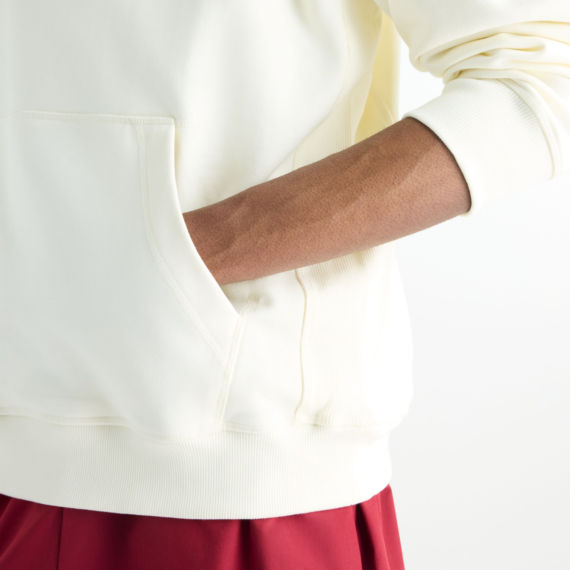 Javo is wearing size M and is 6'1"/188cm. Chest: 29.14"/74cm, Waist: 28"/71cm, Hips: 33.9"/86cm