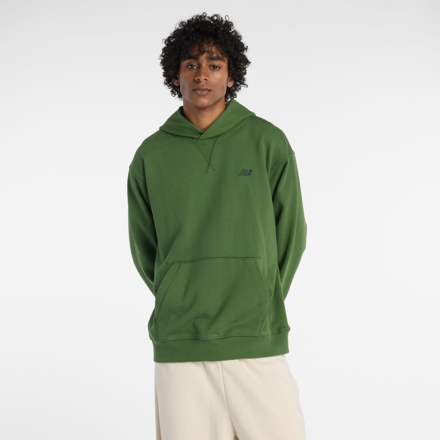 Мужское худи New Balance Athletics French Terry, цвет: Тёмный зелёный — фото 1