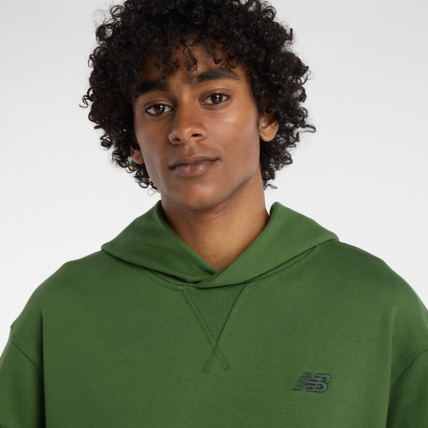 Мужское худи New Balance Athletics French Terry, цвет: Тёмный зелёный — фото 3