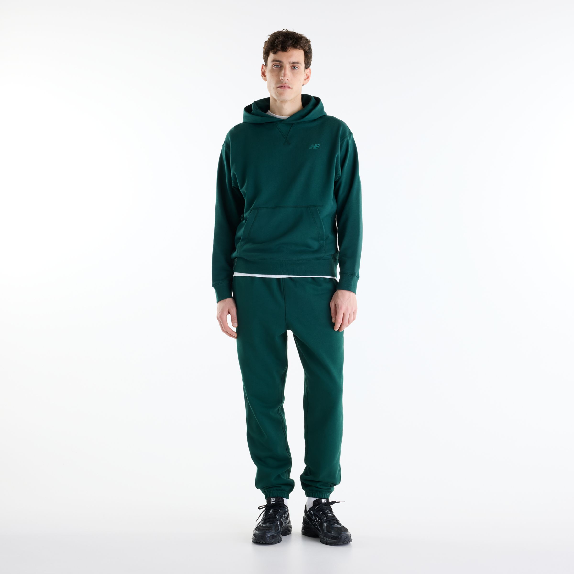 Ante is wearing size M and is 6'2"/187.96cm. Chest: 37.5"/95.25cm, Waist: 31"/78.74cm, Hips: 40.5"/102.87cm