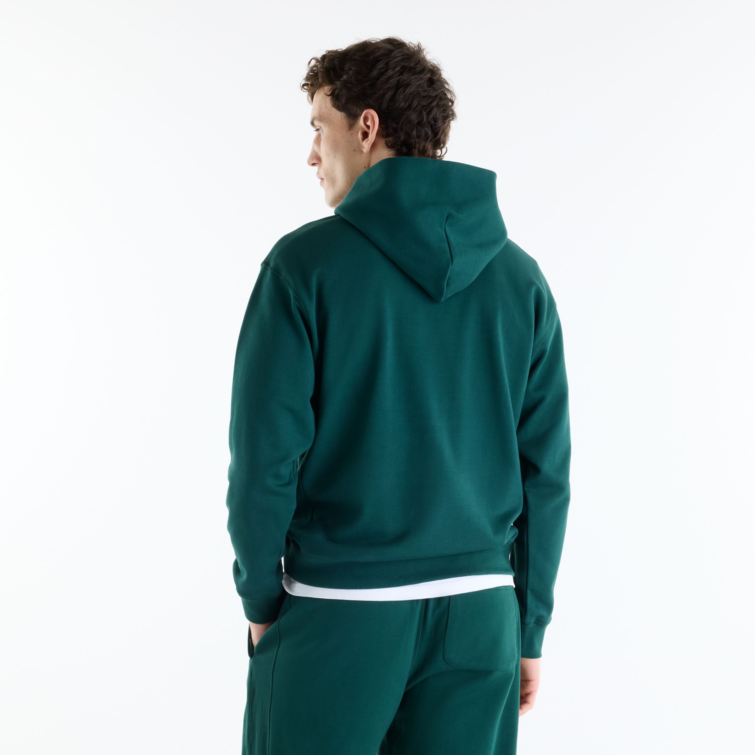 Ante is wearing size M and is 6'2"/187.96cm. Chest: 37.5"/95.25cm, Waist: 31"/78.74cm, Hips: 40.5"/102.87cm