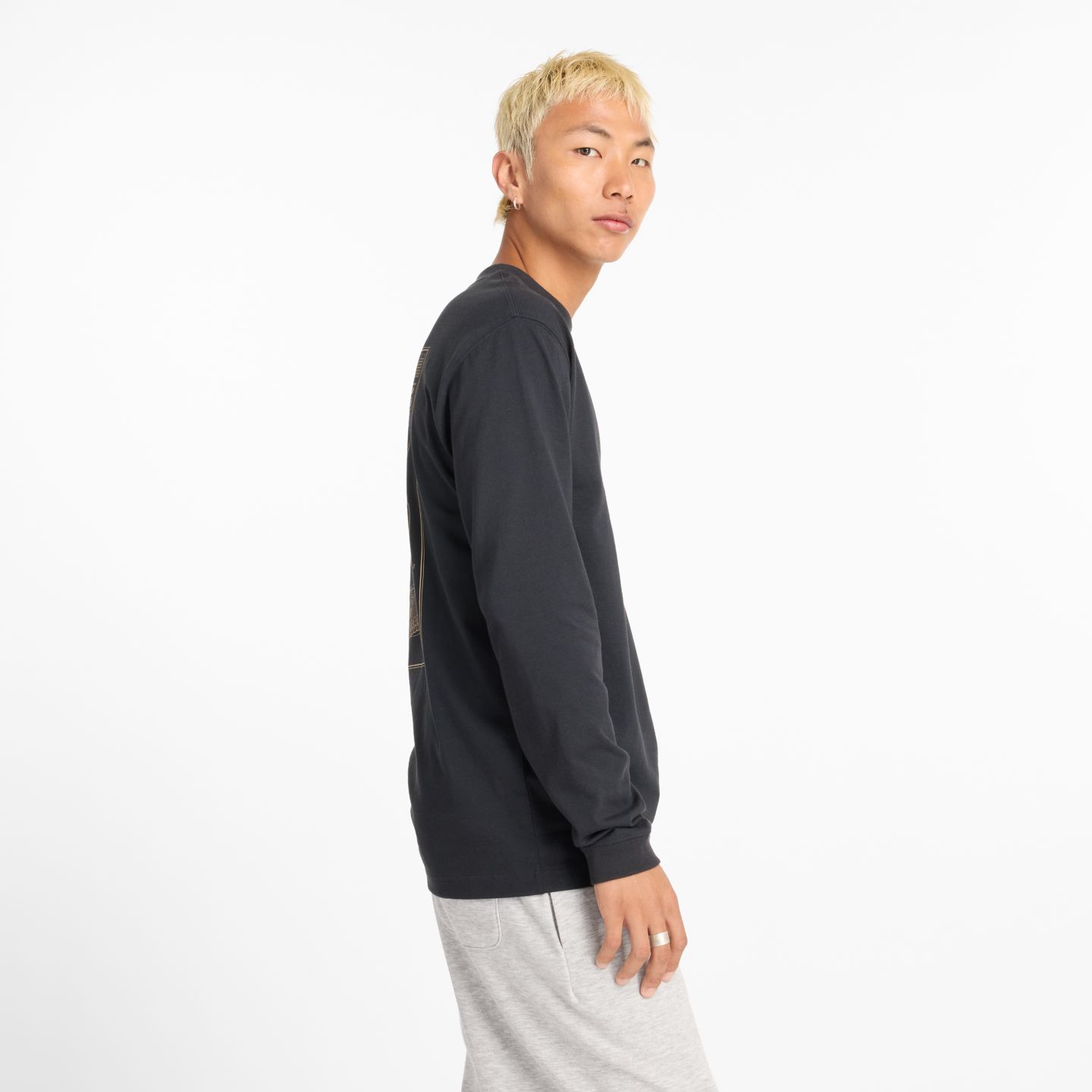 Мужской топ New Balance Athletics 574 Sketch Long Sleeve, цвет: Чёрный — фото 5