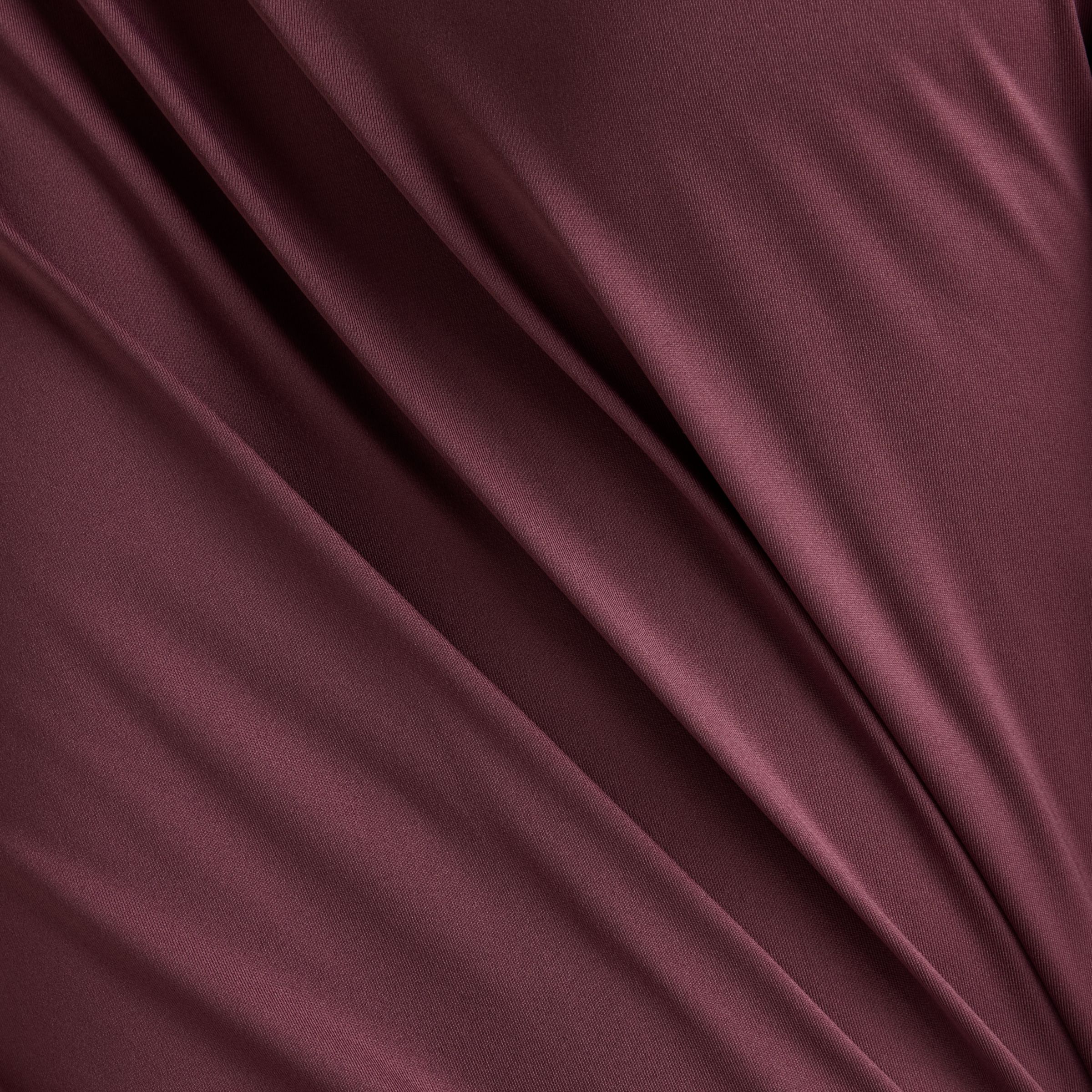 Edward is wearing size M and is 6'1"/185cm. Chest: 35"/88.9cm, Waist: 29.5"/74.9cm, Hips: 37.25"/94.6cm