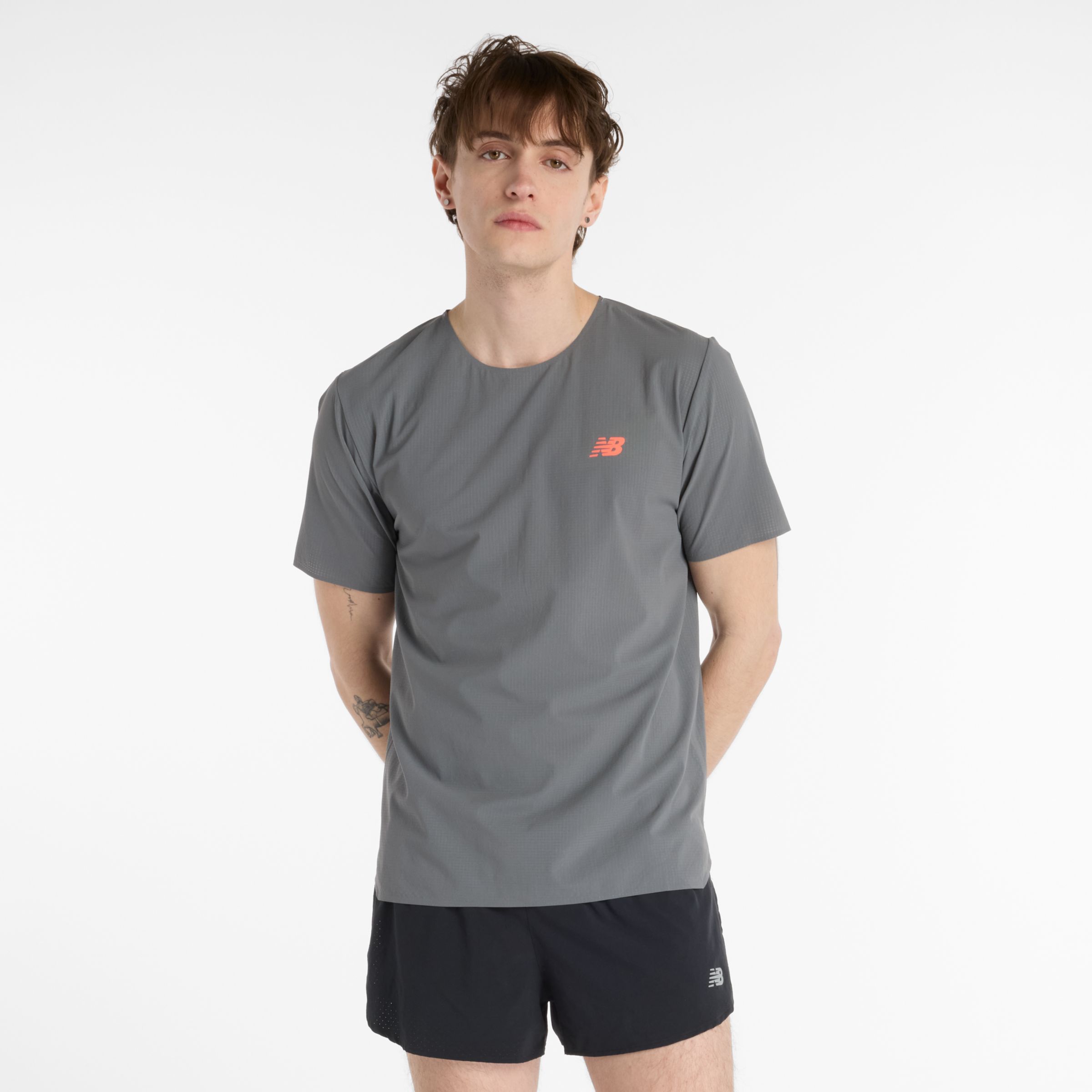 New Balance  Män Race Day Ultra Light T-Shirt i Röd Polywoven, Storlek XL